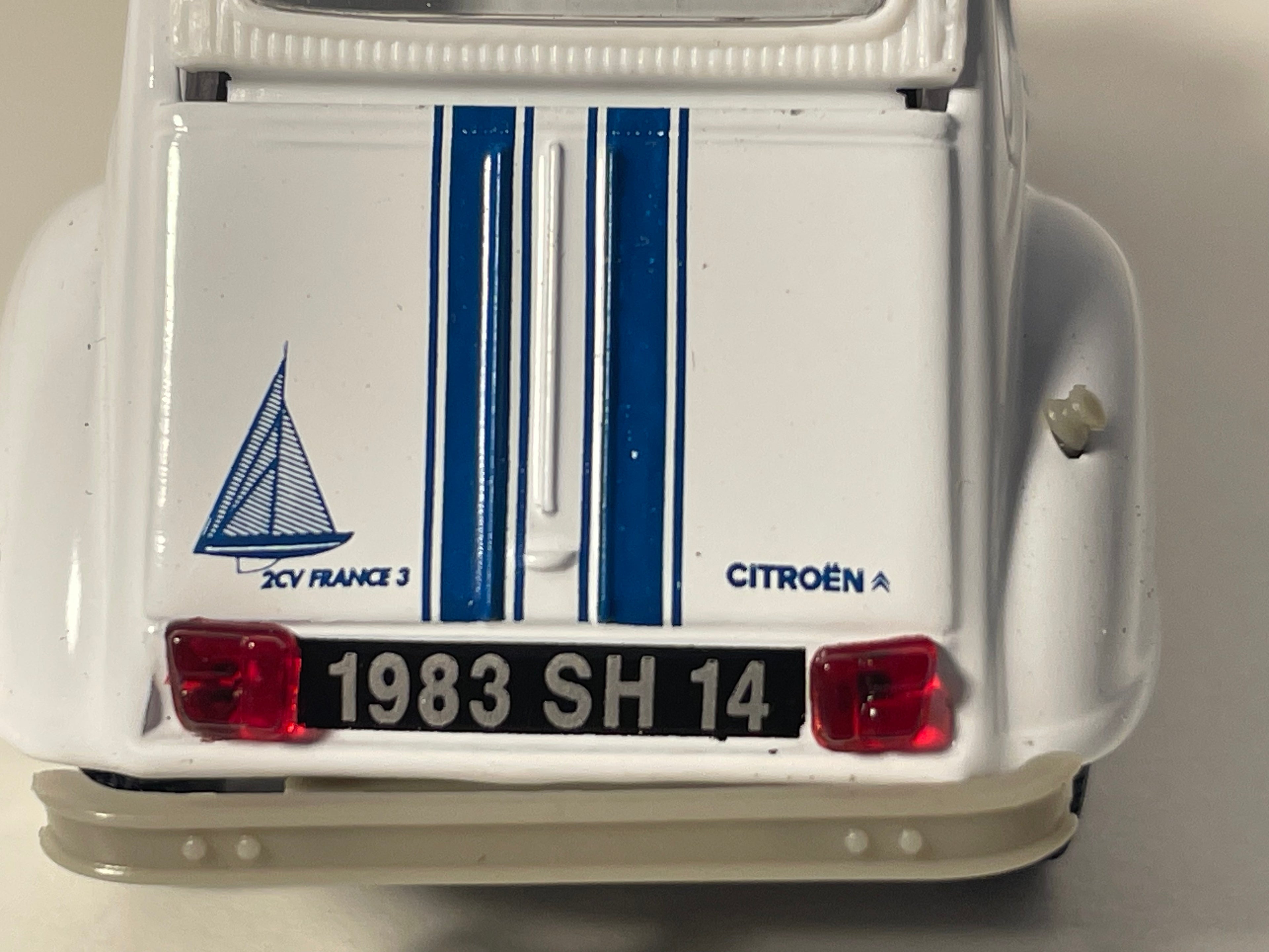 Citroën 2 CV 6 blanche et bleue FRANCE 3 (sous blister)