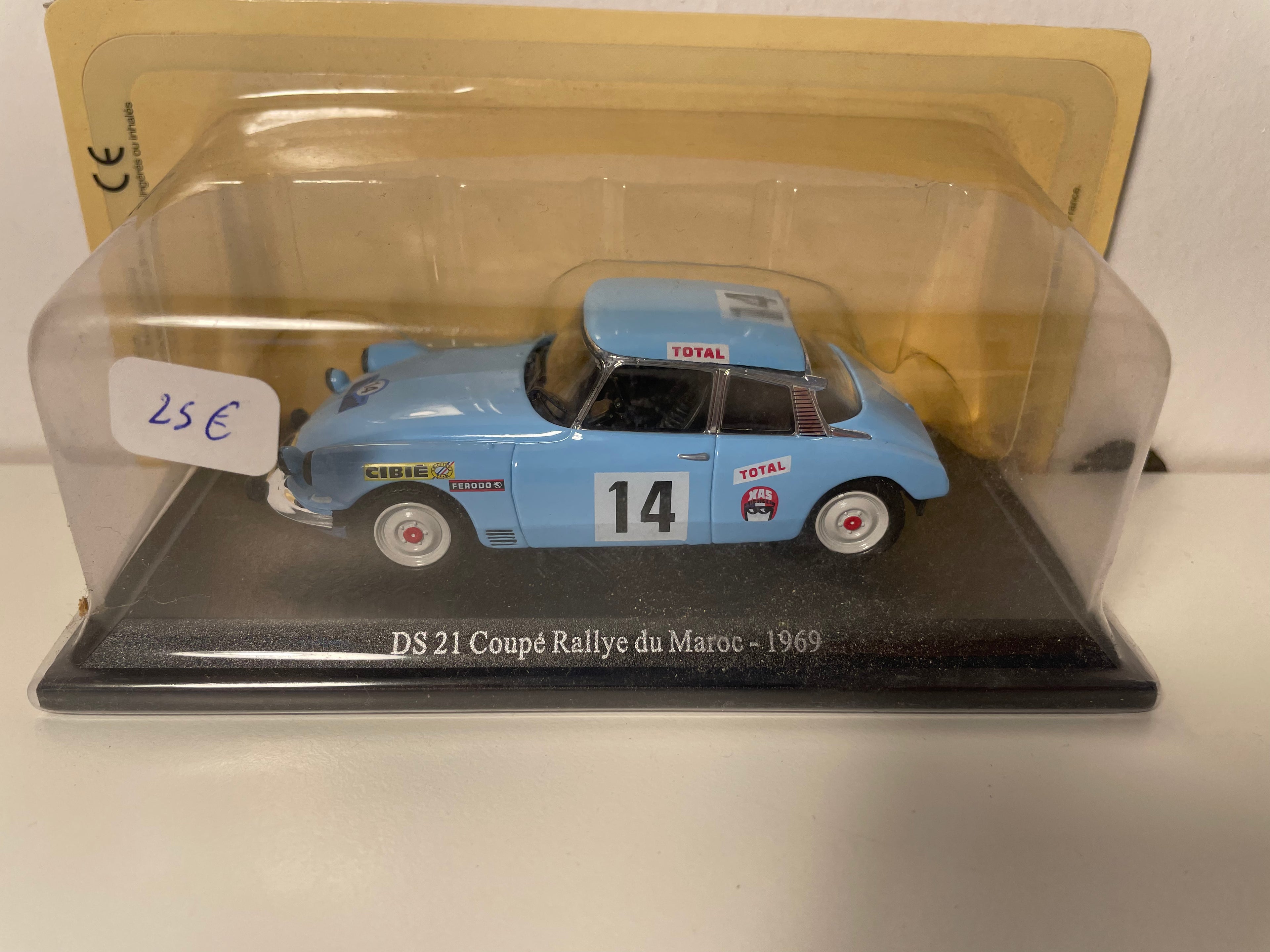Citroën DS 21 coupé bleue claire numéro 14 - Rallye du Maroc de 1969