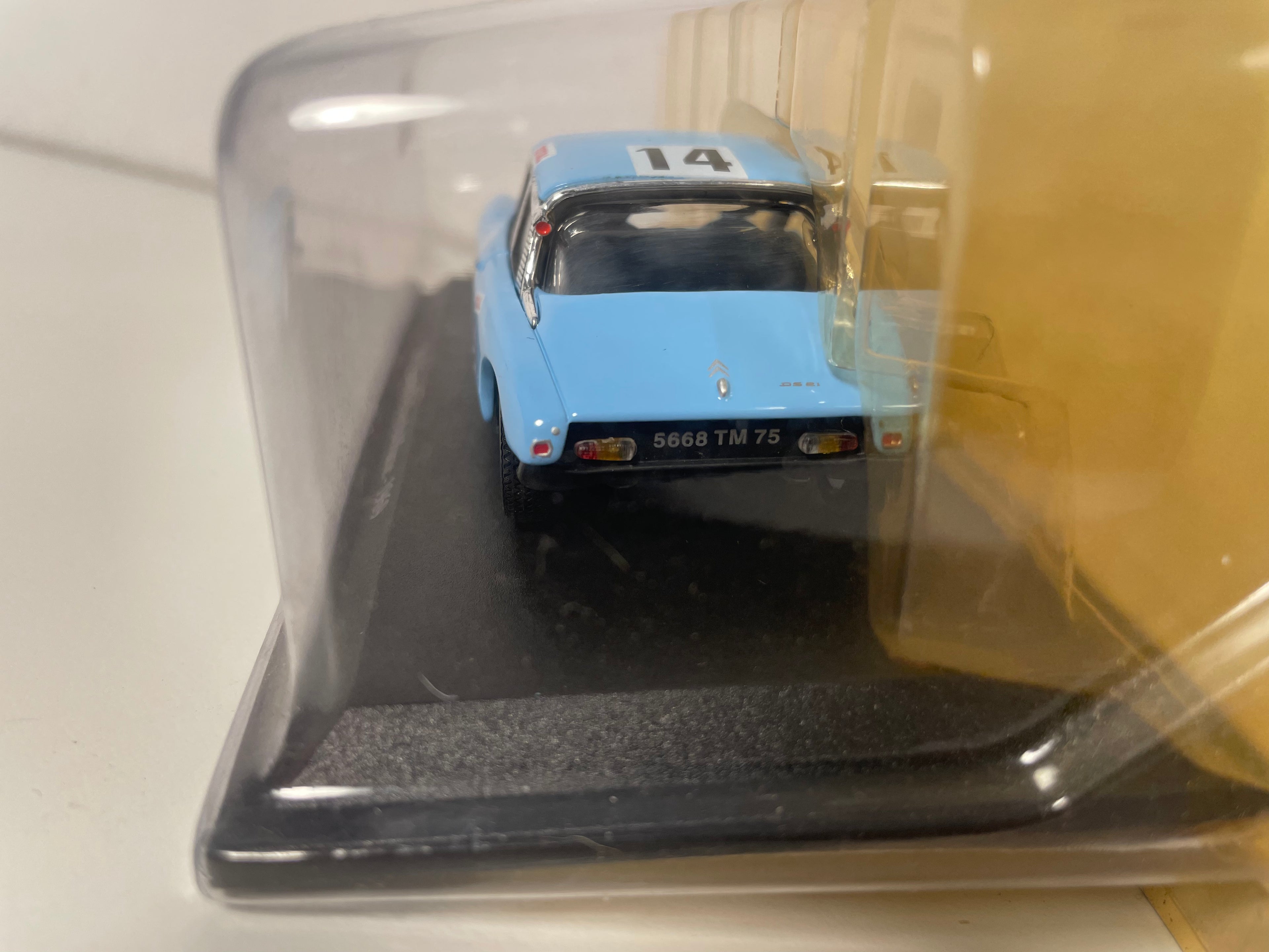 Citroën DS 21 coupé bleue claire numéro 14 - Rallye du Maroc de 1969