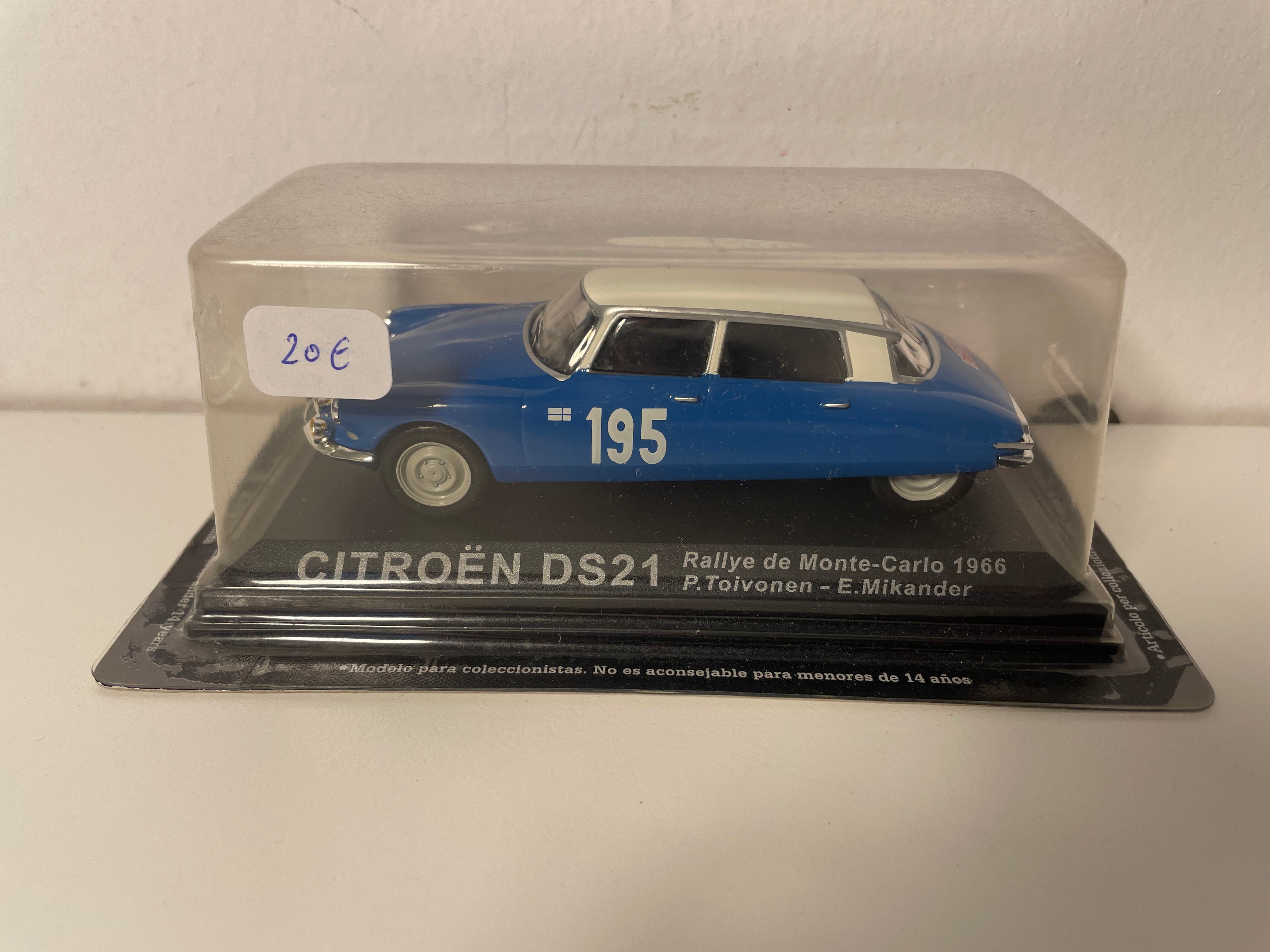 Citroën DS 21 bleue et toit blanc cassé numéro 195 - Rallye de Monté-Carlo de 1966