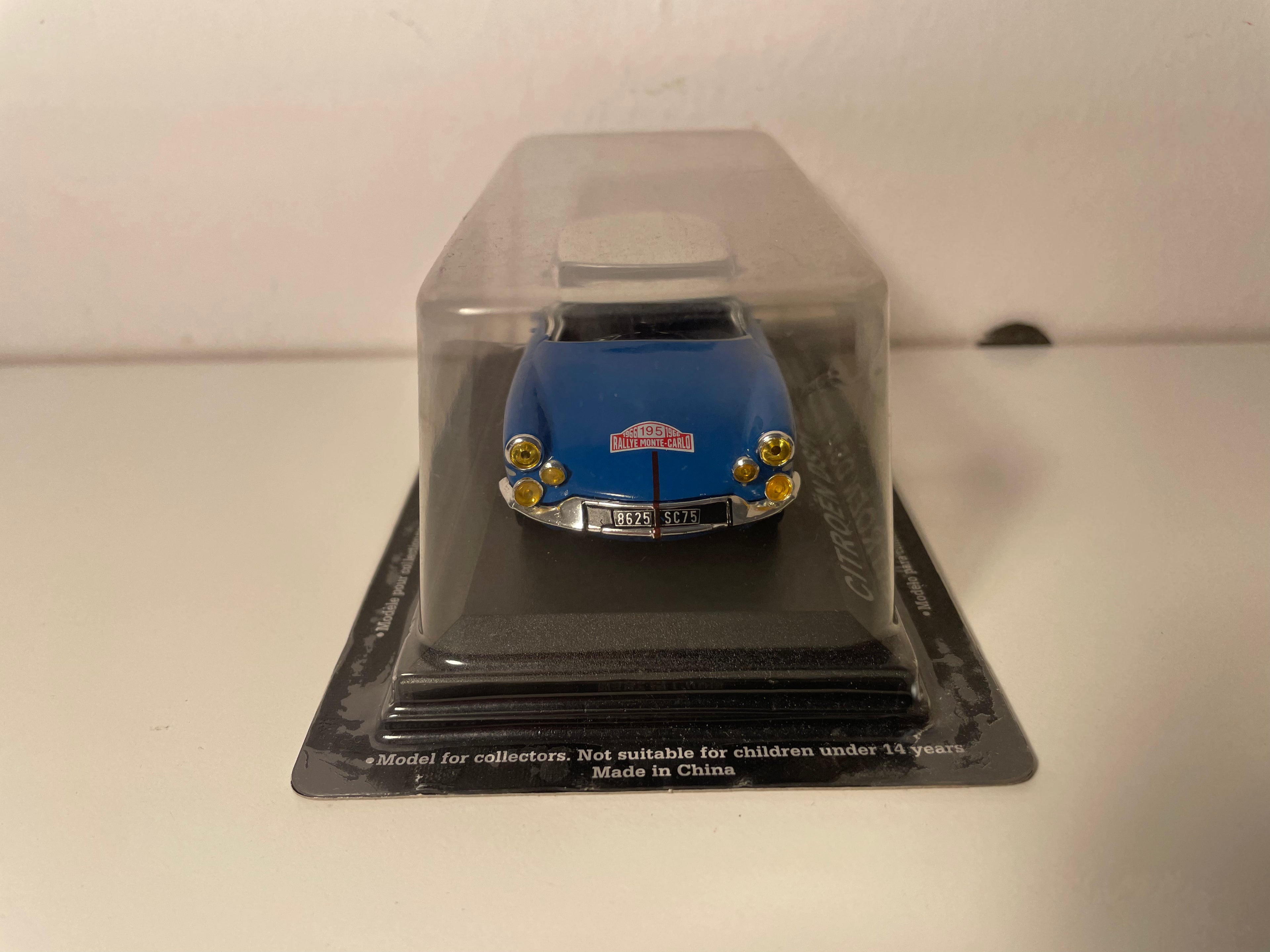 Citroën DS 21 bleue et toit blanc cassé numéro 195 - Rallye de Monté-Carlo de 1966