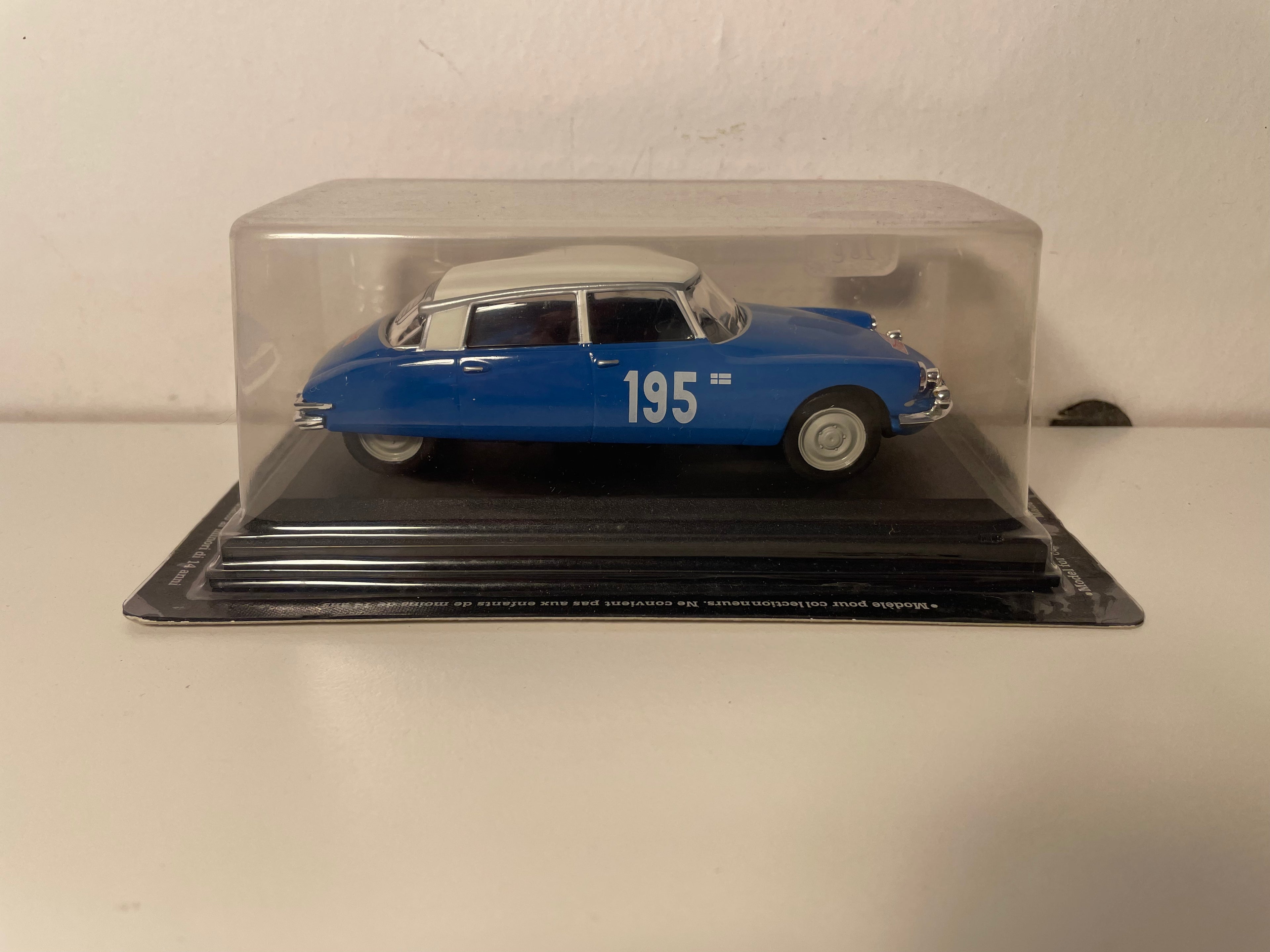 Citroën DS 21 bleue et toit blanc cassé numéro 195 - Rallye de Monté-Carlo de 1966