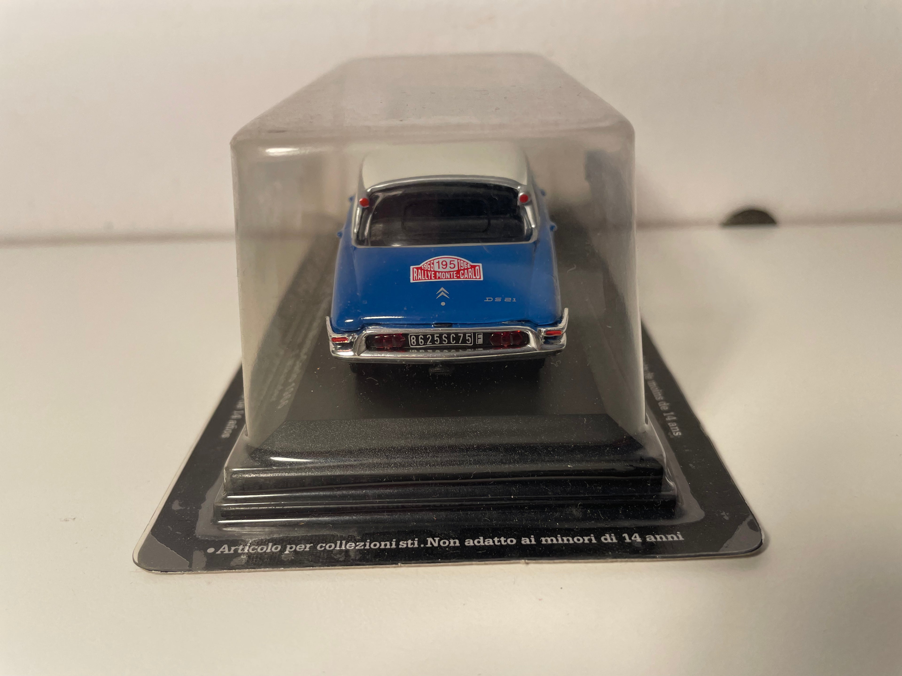 Citroën DS 21 bleue et toit blanc cassé numéro 195 - Rallye de Monté-Carlo de 1966