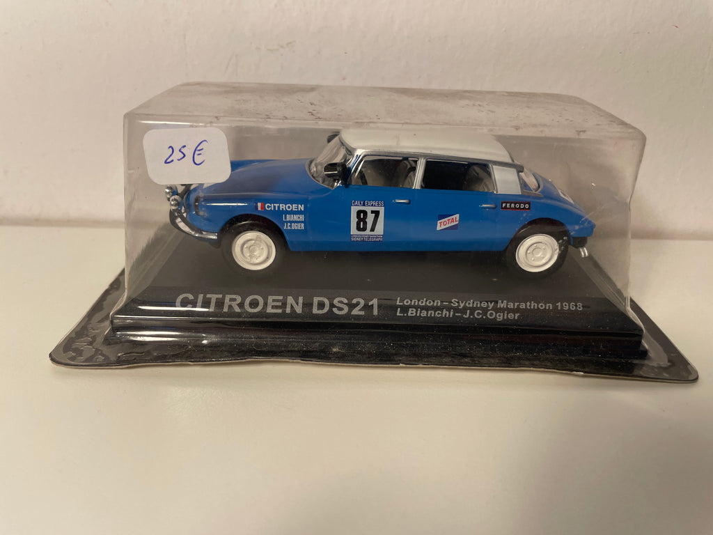 Citroën DS 21 blu con tetto bianco rotto numero 87 - Marathon Londra-Sydney 1968