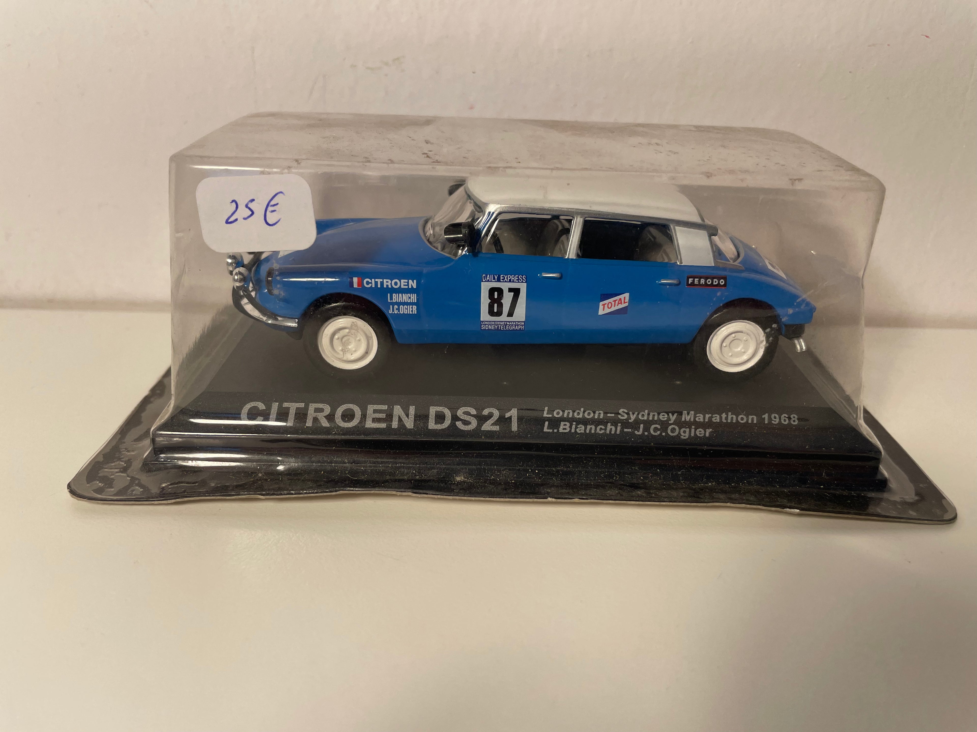 Citroën DS 21 bleue et toit blanc cassé numéro 87 - Marathon Londres-Sydney de 1968