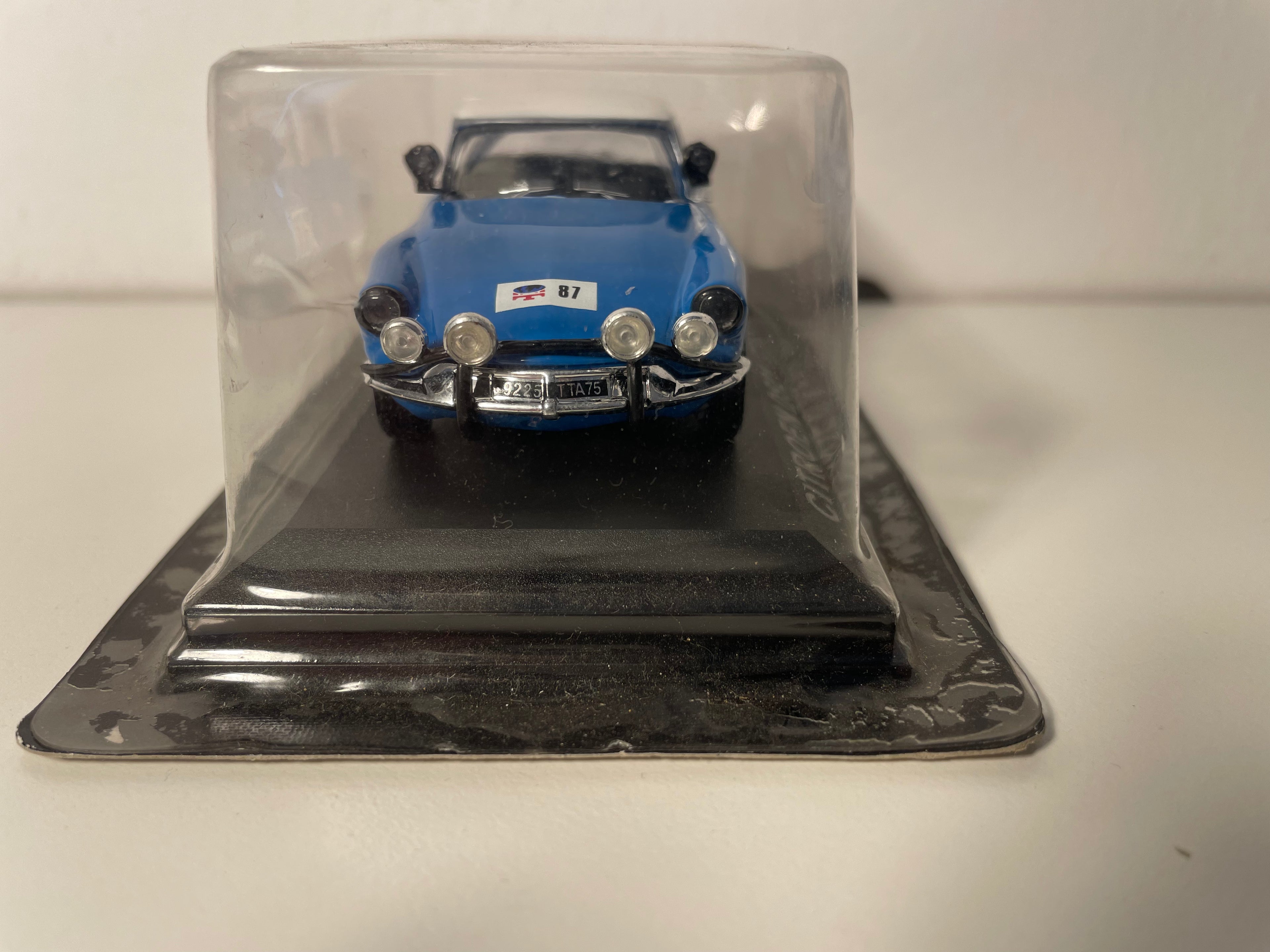 Citroën DS 21 bleue et toit blanc cassé numéro 87 - Marathon Londres-Sydney de 1968