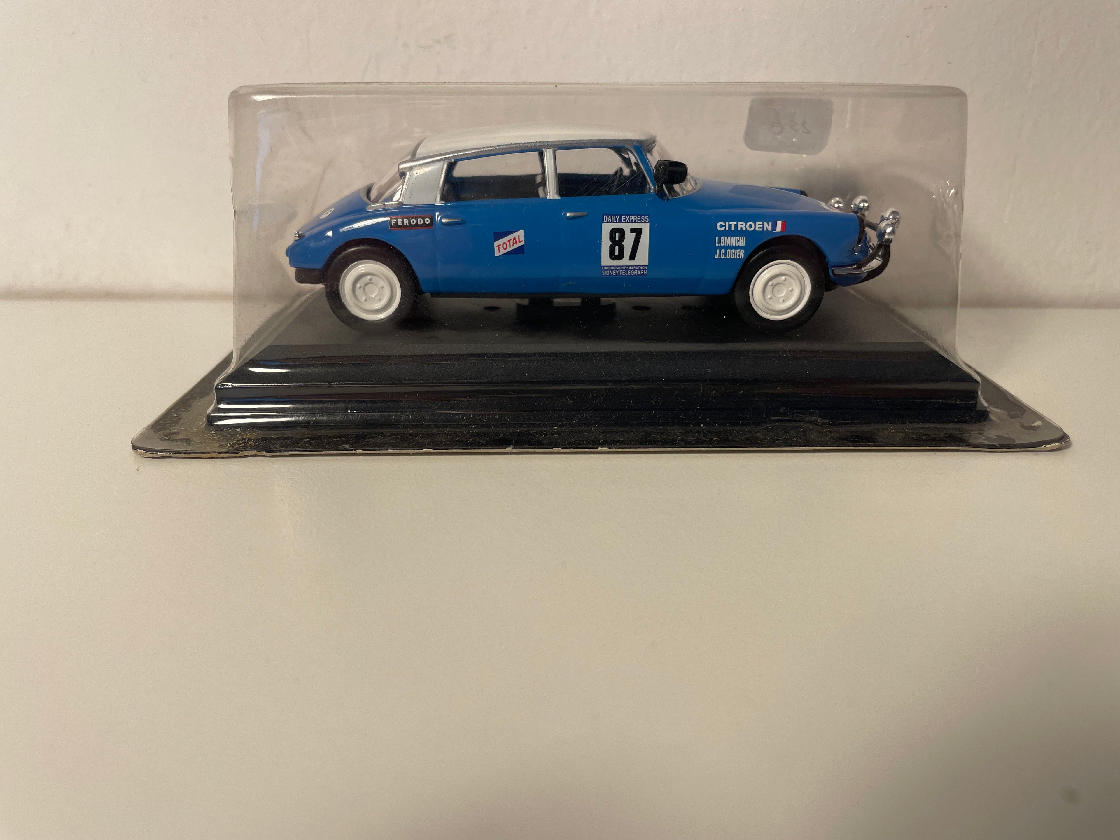 Citroën DS 21 bleue et toit blanc cassé numéro 87 - Marathon Londres-Sydney de 1968