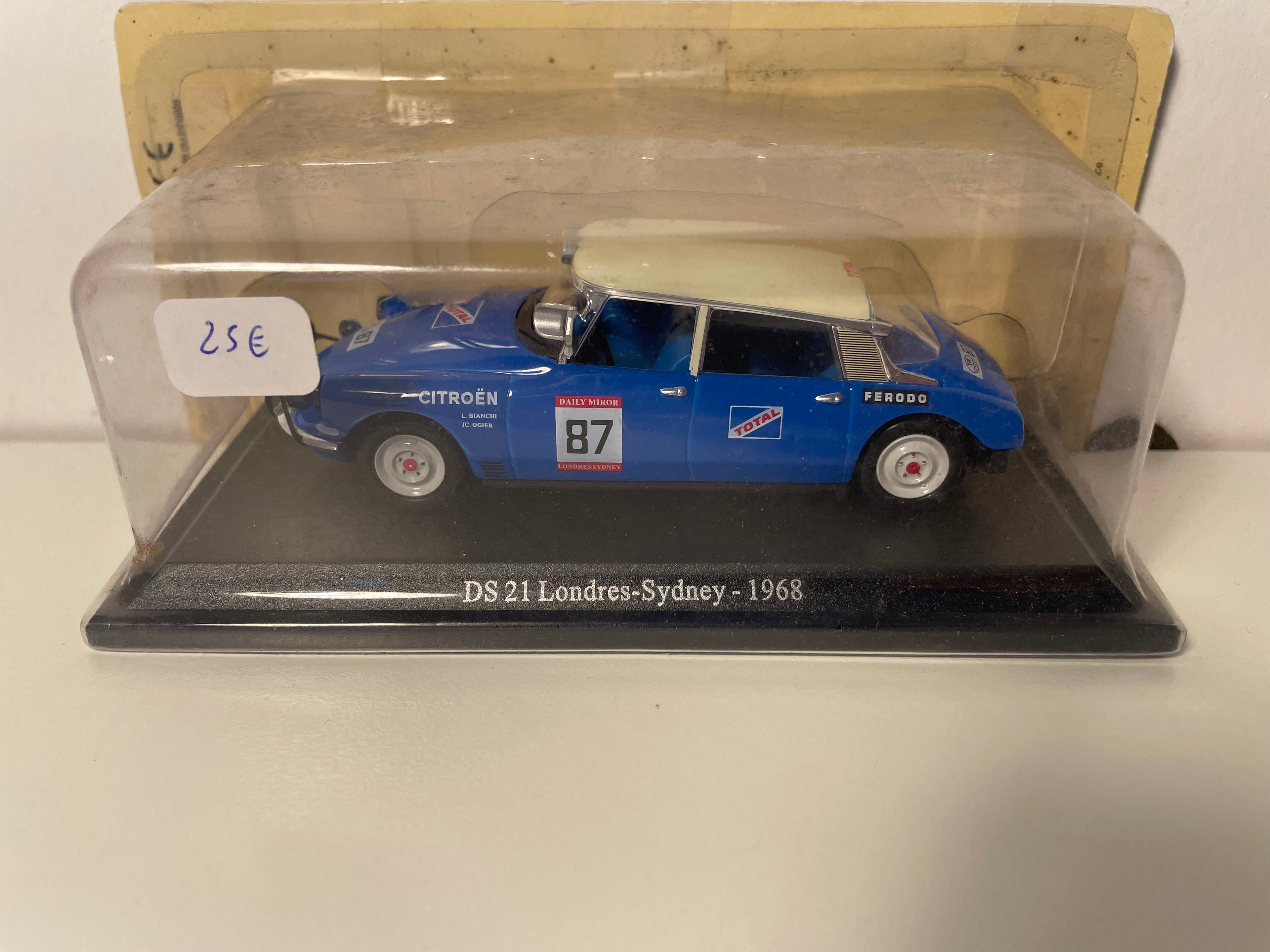 Citroën DS 21 bleue et toit couleur crème numéro 87 - Londres-Sydney de 1968