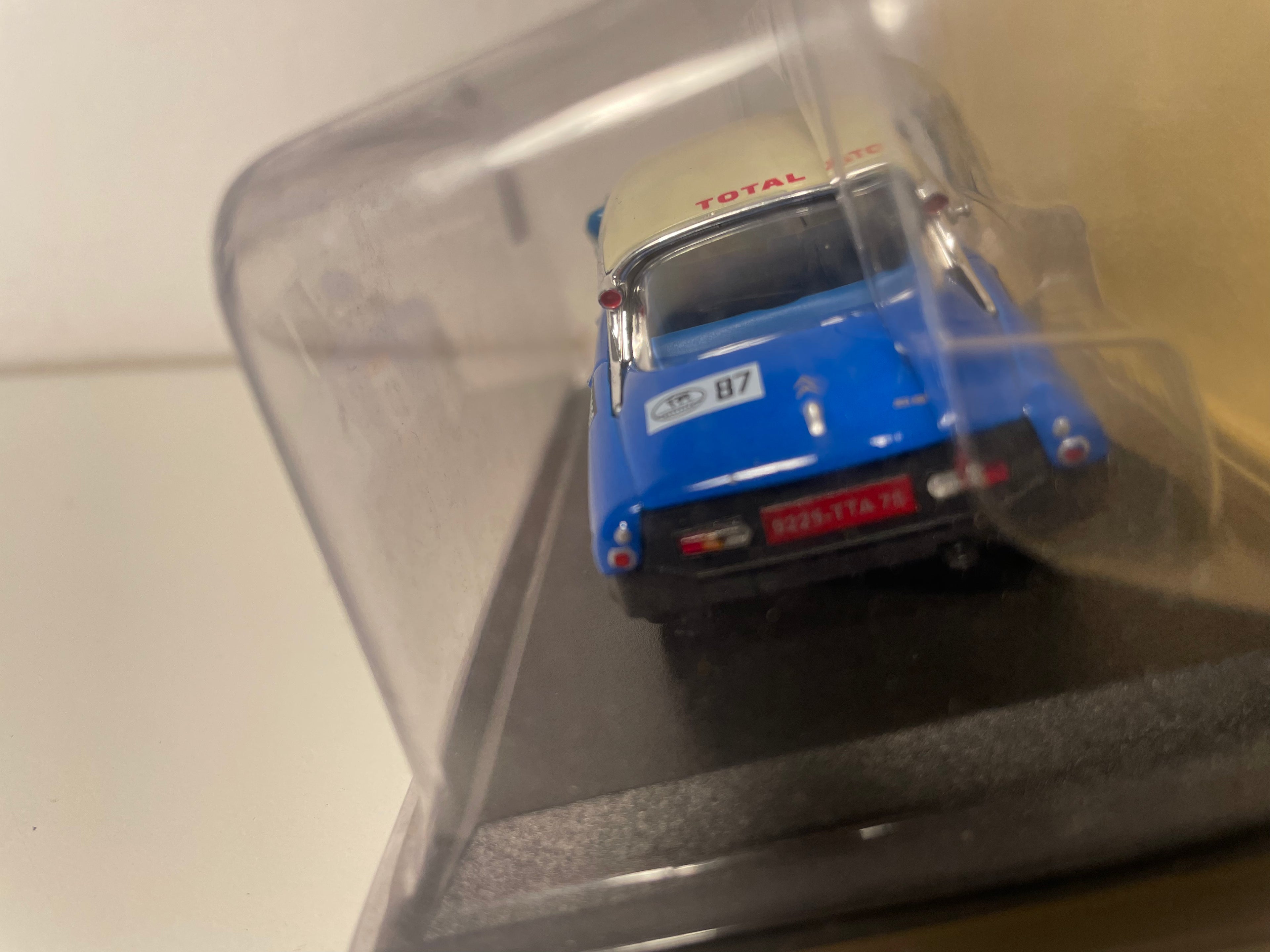 Citroën DS 21 bleue et toit couleur crème numéro 87 - Londres-Sydney de 1968