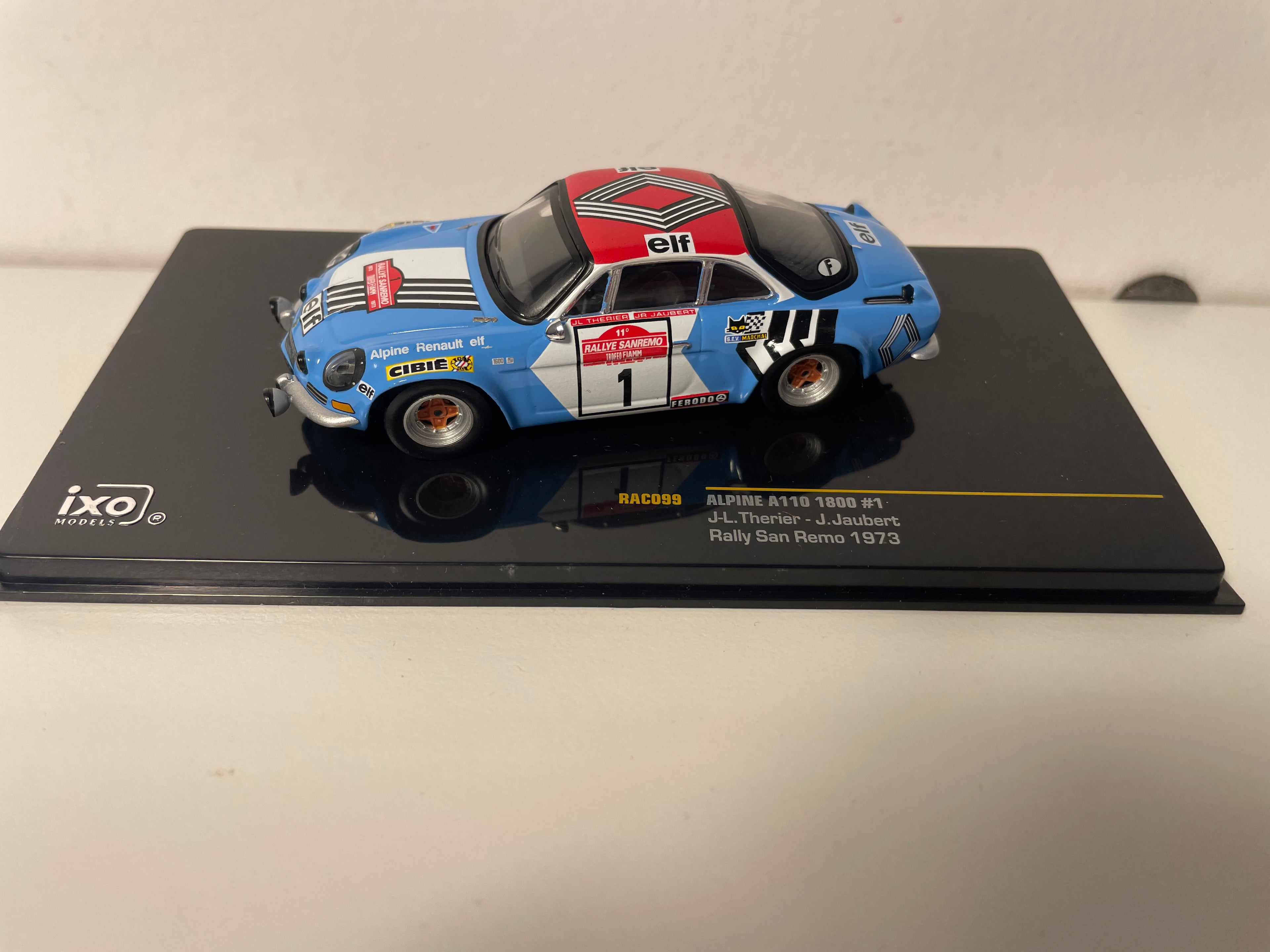Renault Alpine A110 1800 blauw, wit en rood nummer 1 - San Remo rally 1973 - IXO