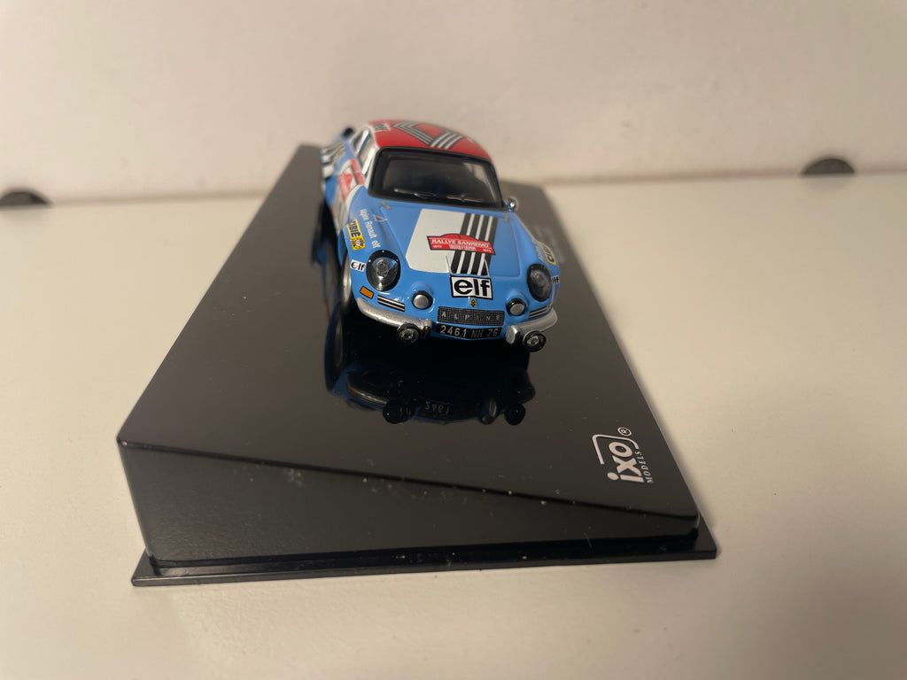 Renault Alpine A110 1800 blauw, wit en rood nummer 1 - San Remo rally 1973 - IXO