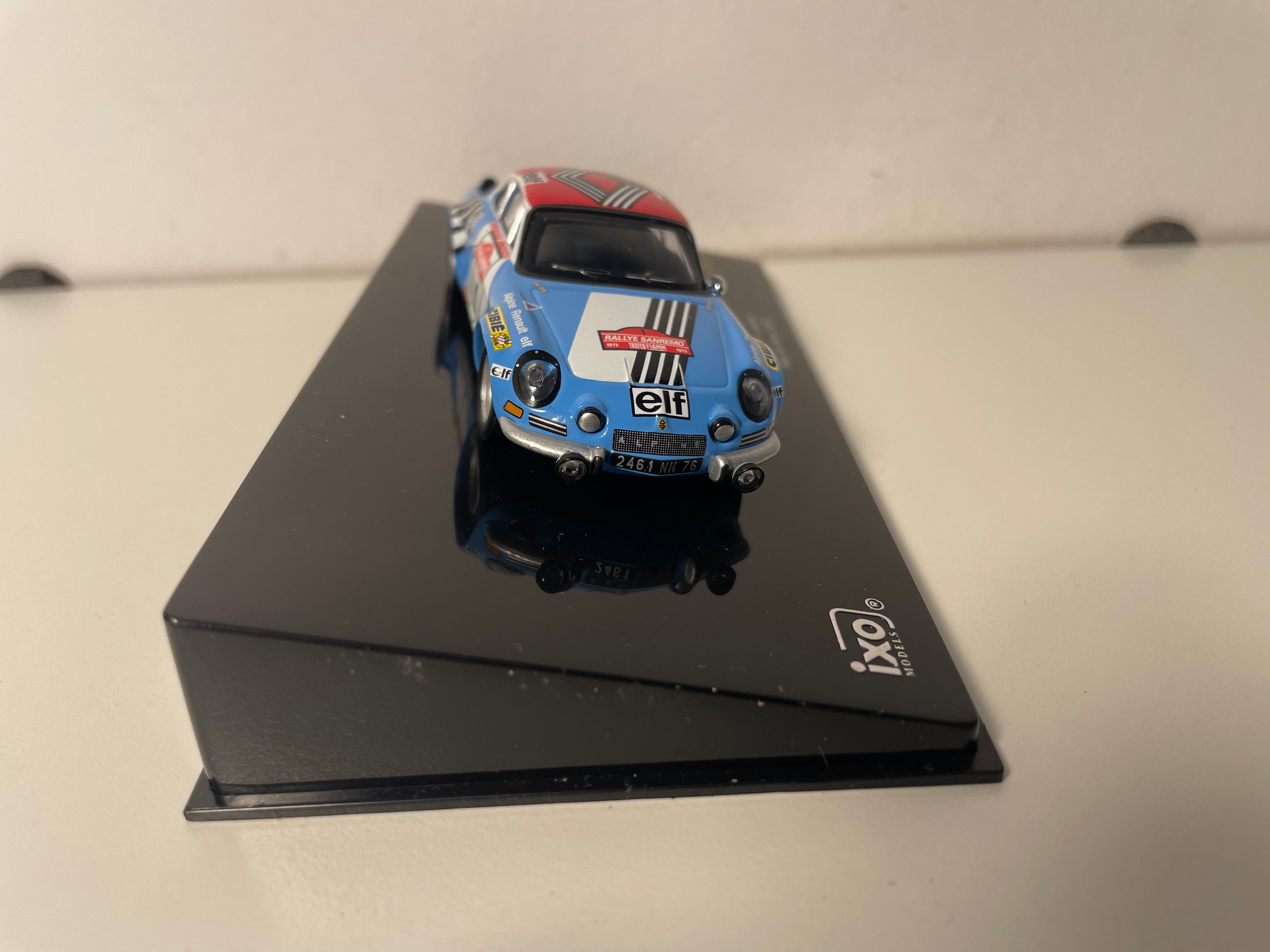Renault Alpine A110 1800 blauw, wit en rood nummer 1 - San Remo rally 1973 - IXO