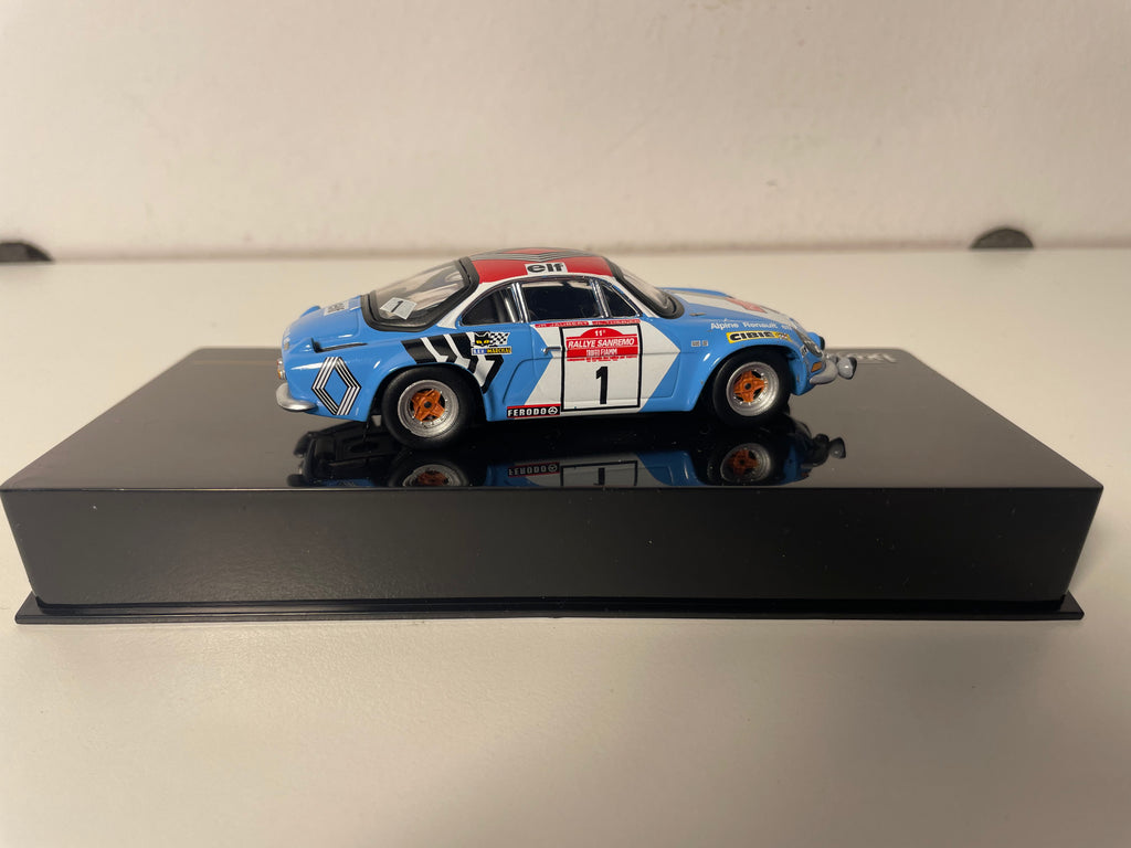 Renault Alpine A110 1800 blauw, wit en rood nummer 1 - San Remo rally 1973 - IXO