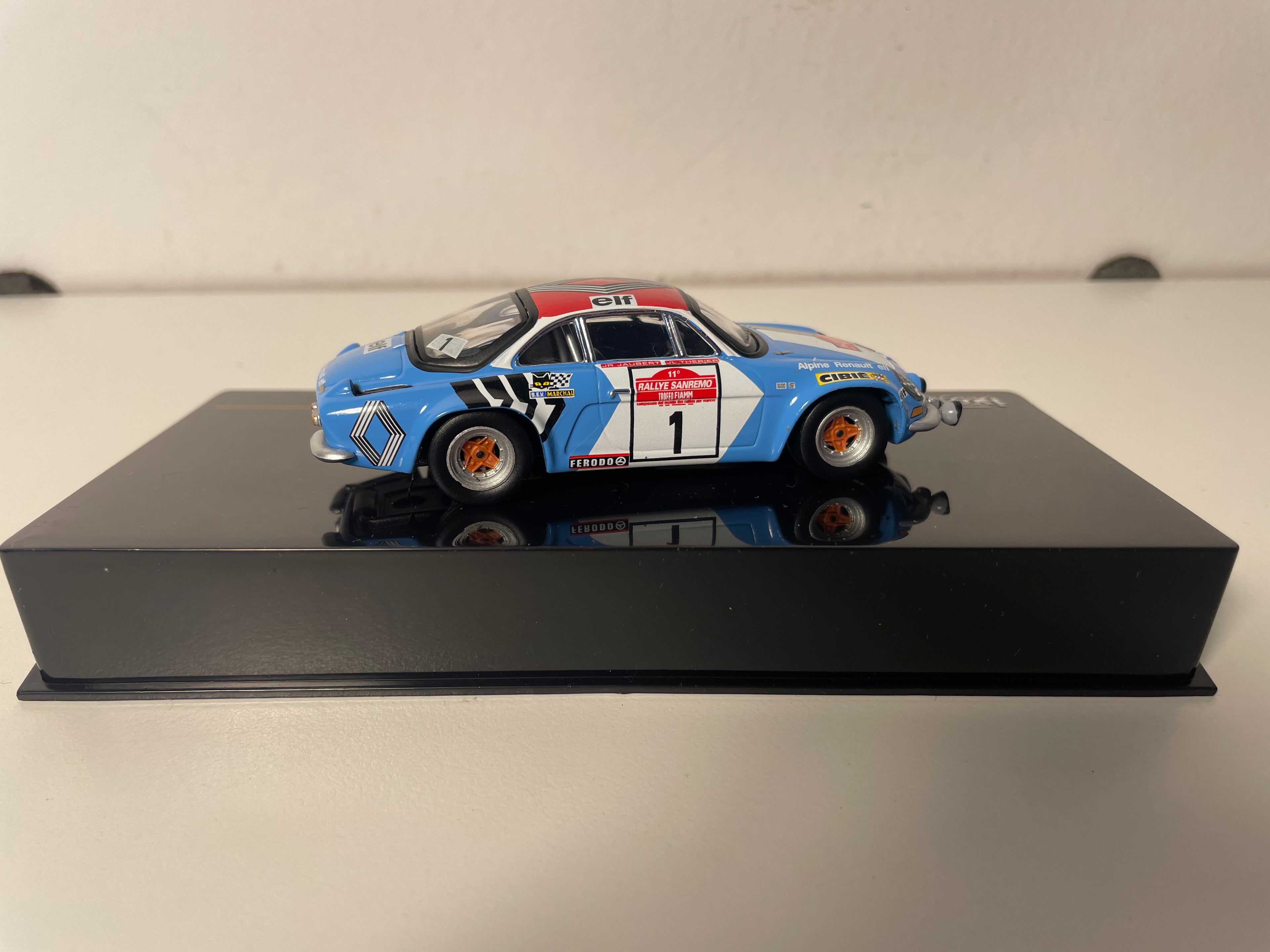 Renault Alpine A110 1800 blauw, wit en rood nummer 1 - San Remo rally 1973 - IXO