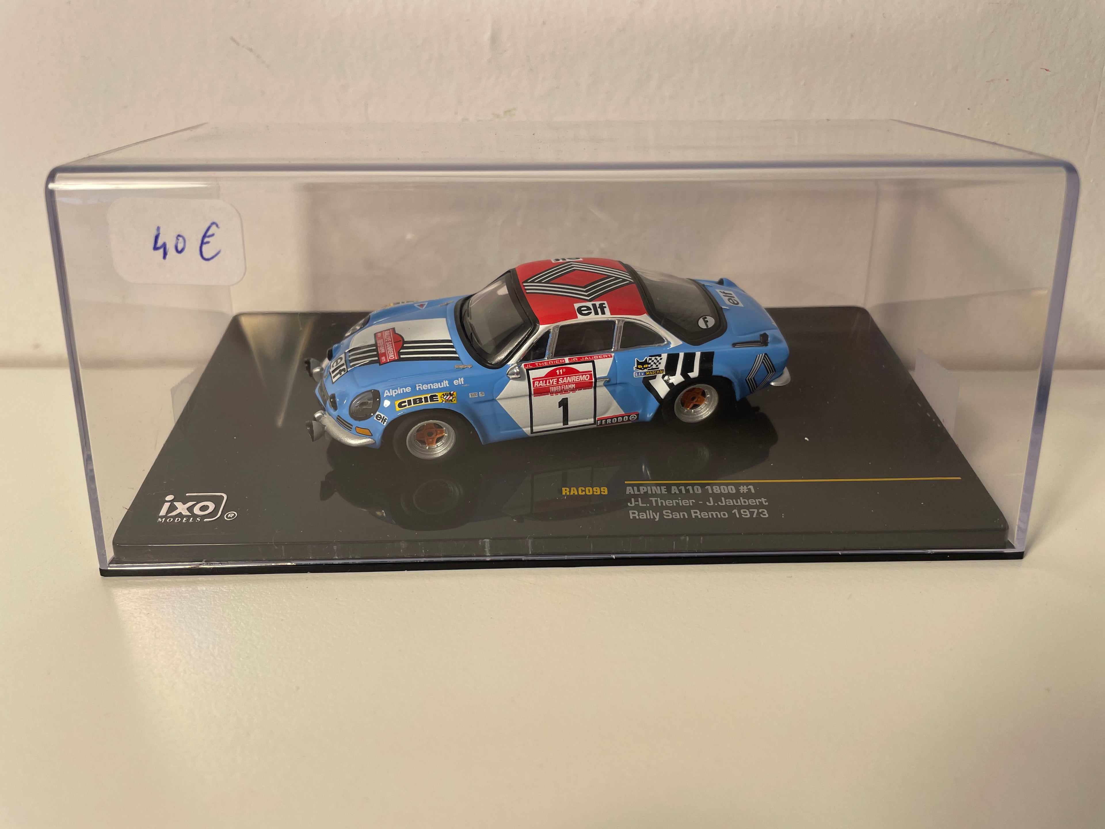 Renault Alpine A110 1800 blauw, wit en rood nummer 1 - San Remo rally 1973 - IXO