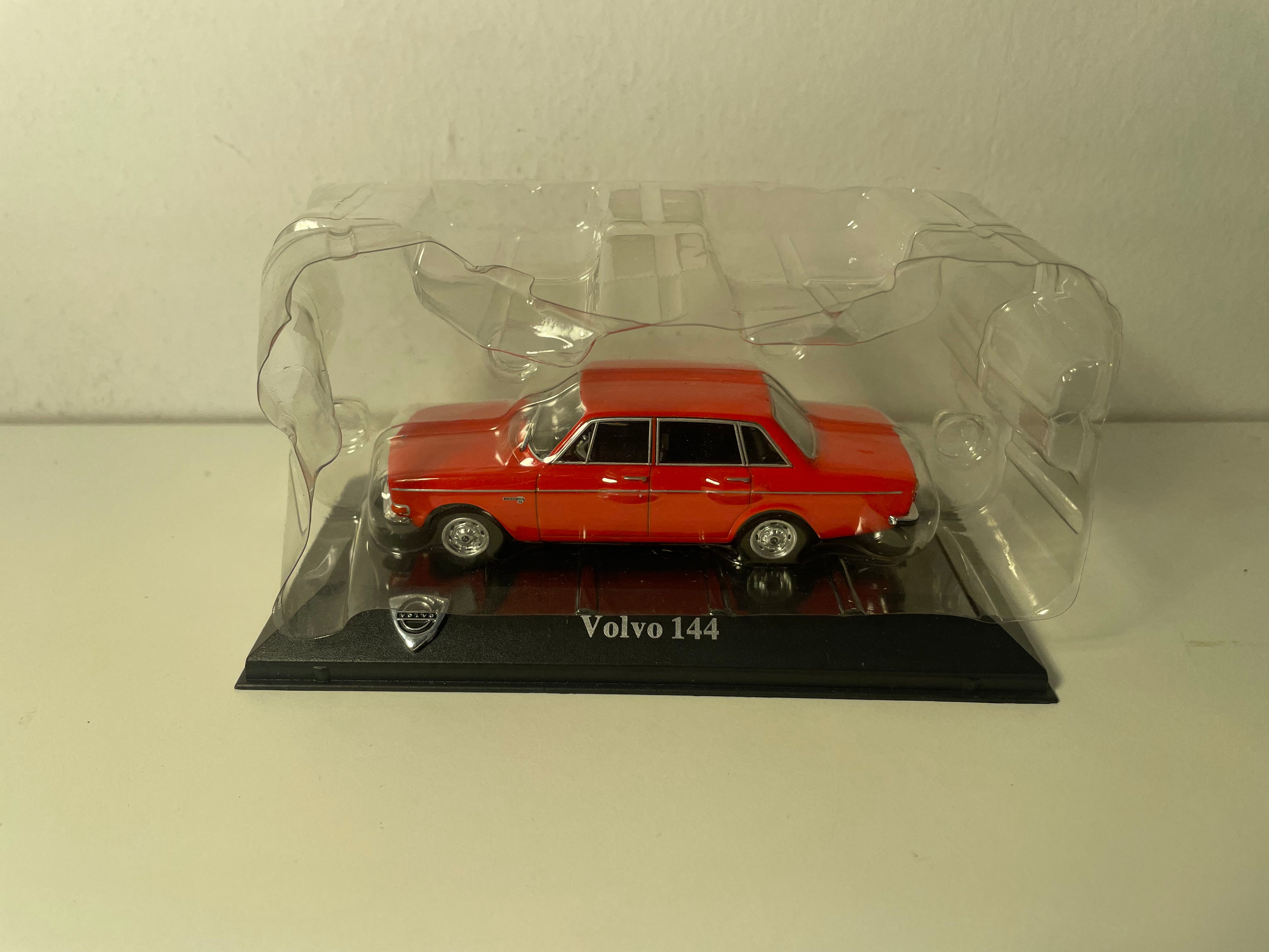 Volvo 144 Rot
