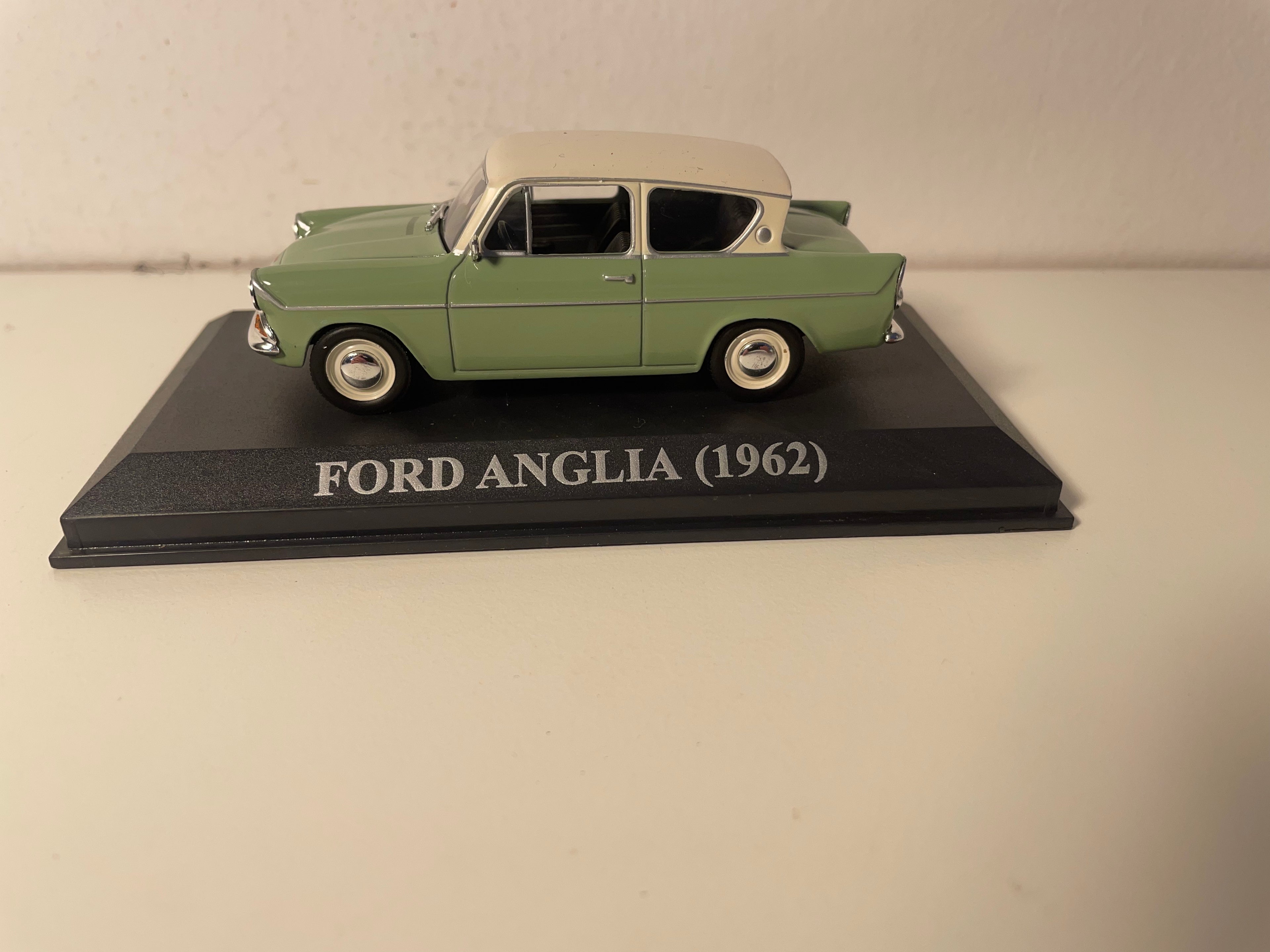 Ford Anglia verde y techo blanco roto de 1962