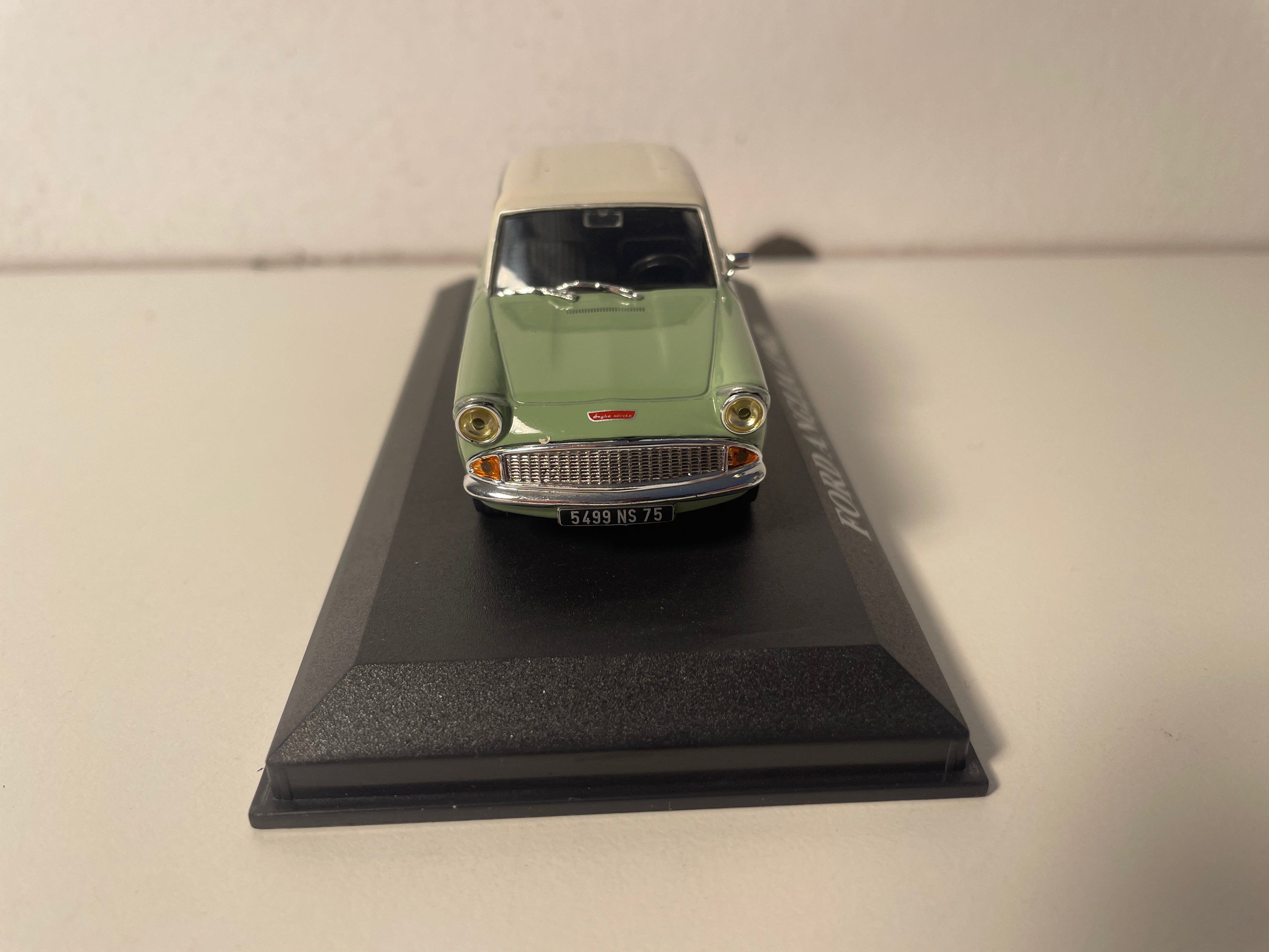 Ford Anglia verde y techo blanco roto de 1962
