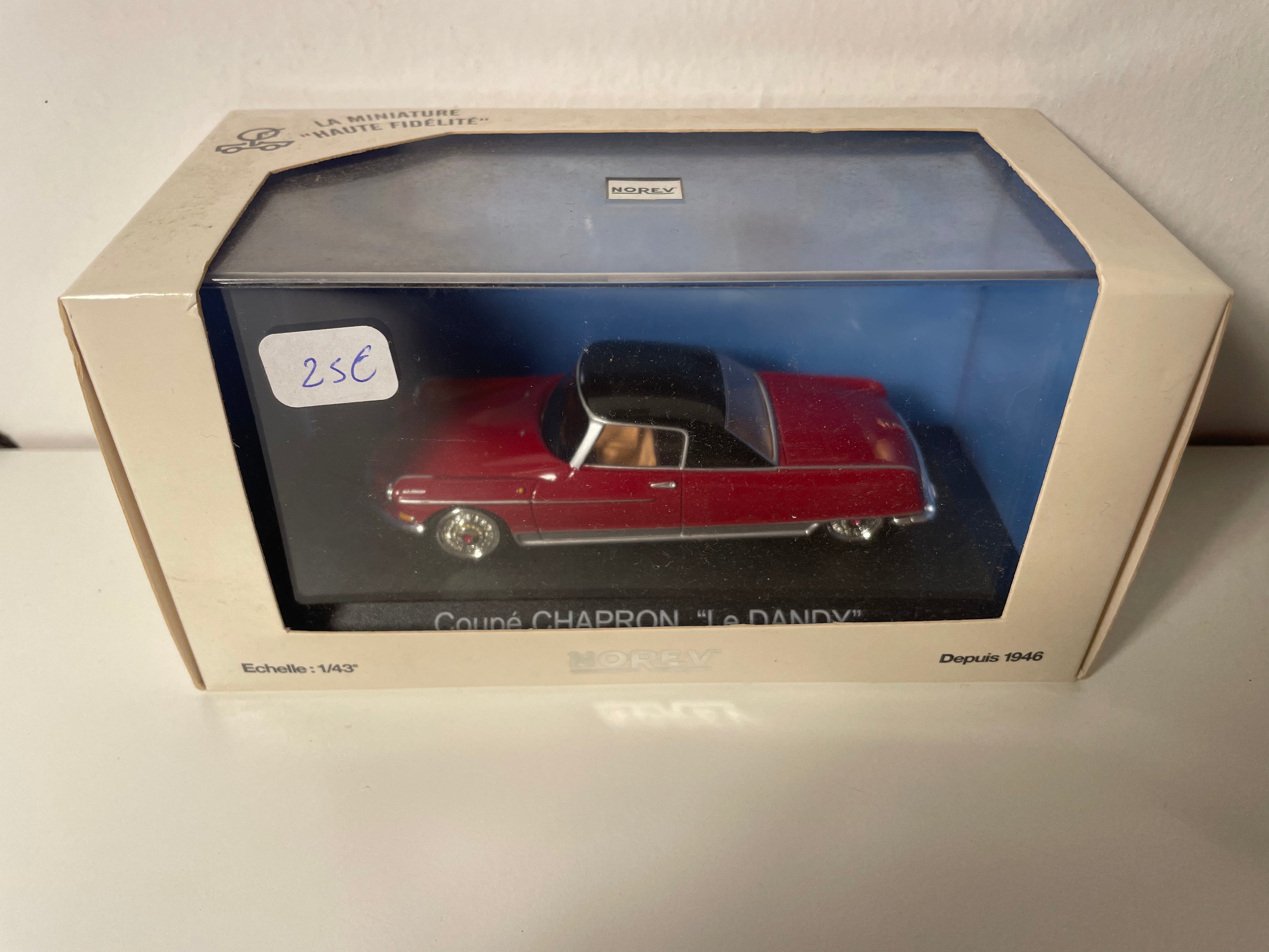Citroën DS coupé rouge et toit noir Chapron "Le Dandy" - Norev