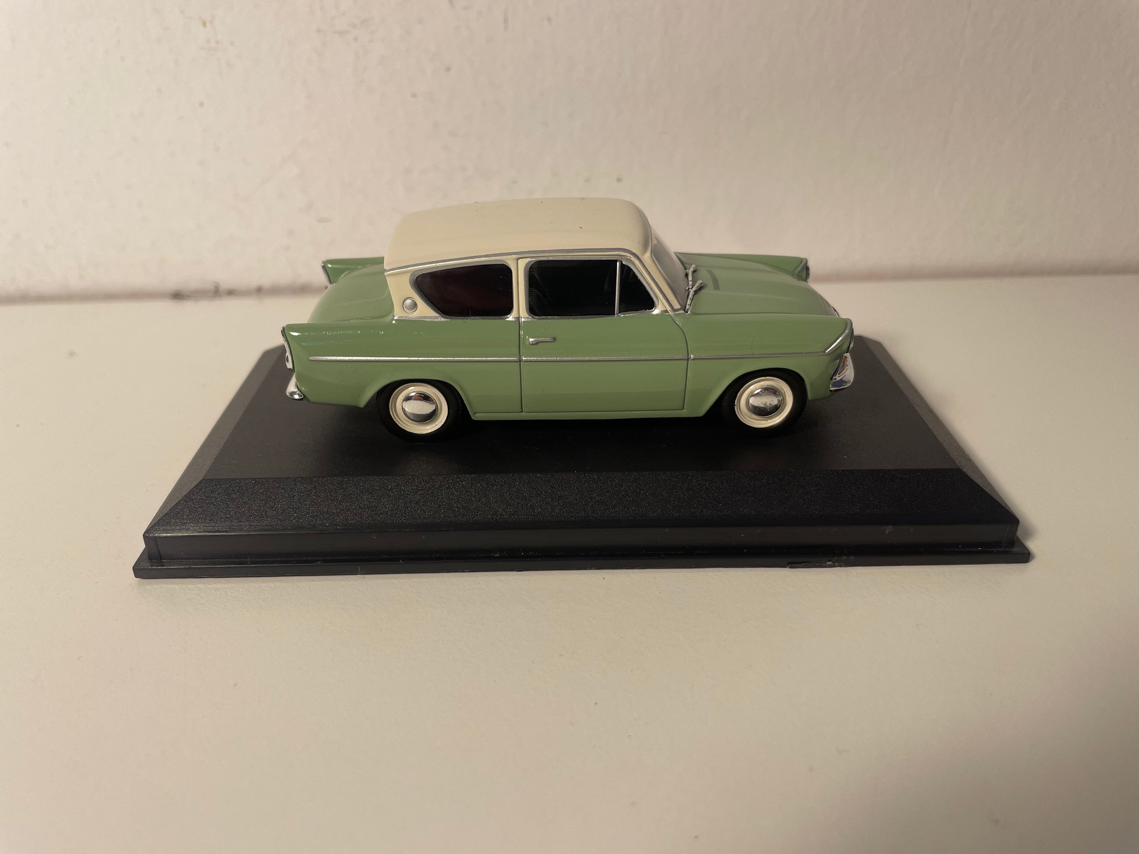 Ford Anglia verde y techo blanco roto de 1962