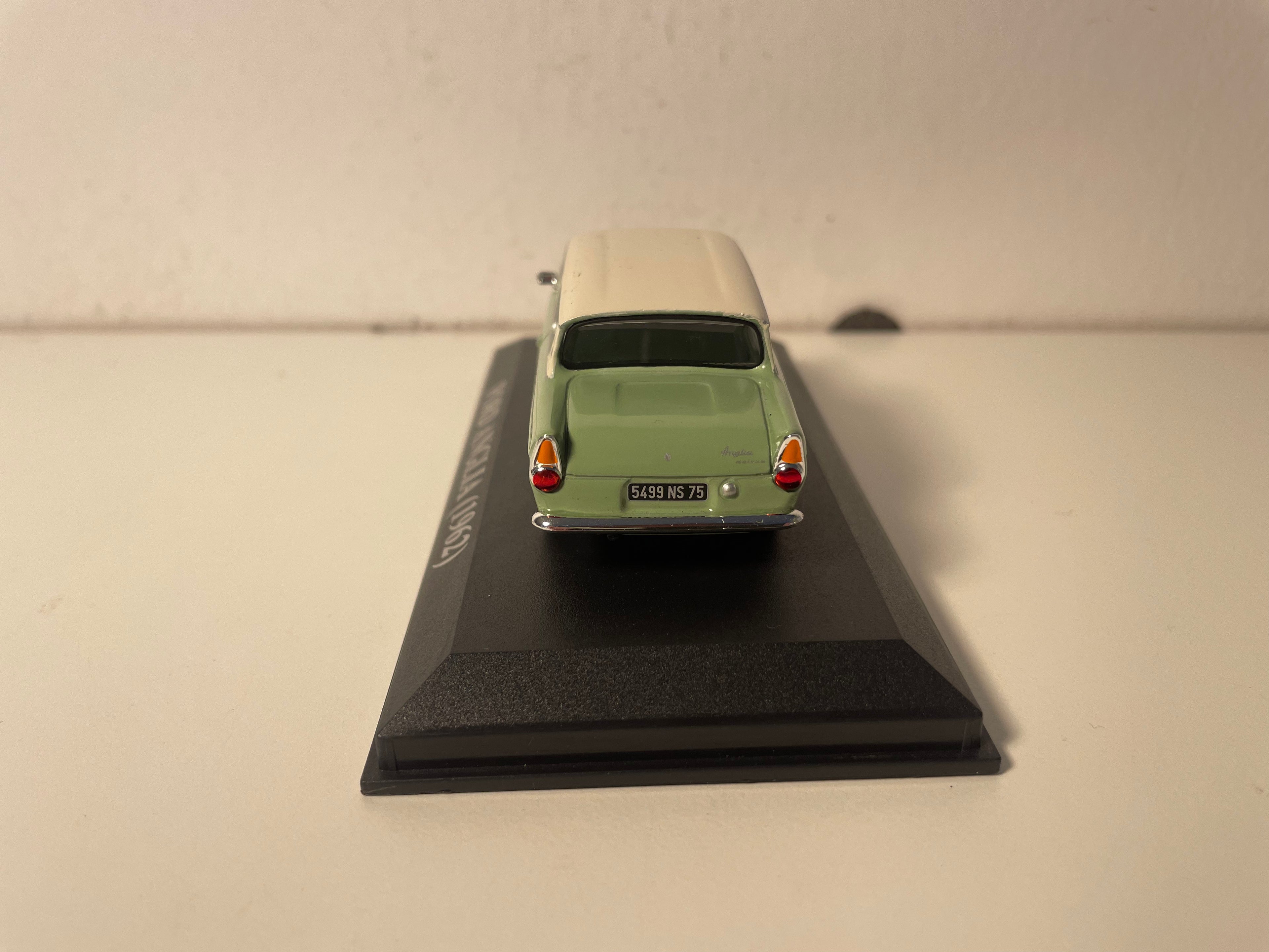Ford Anglia verde y techo blanco roto de 1962