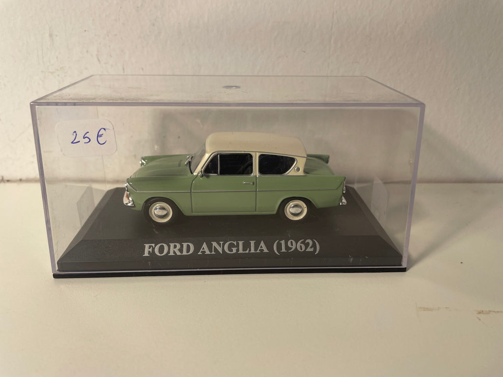 Ford Anglia verte et toit blanc cassé de 1962