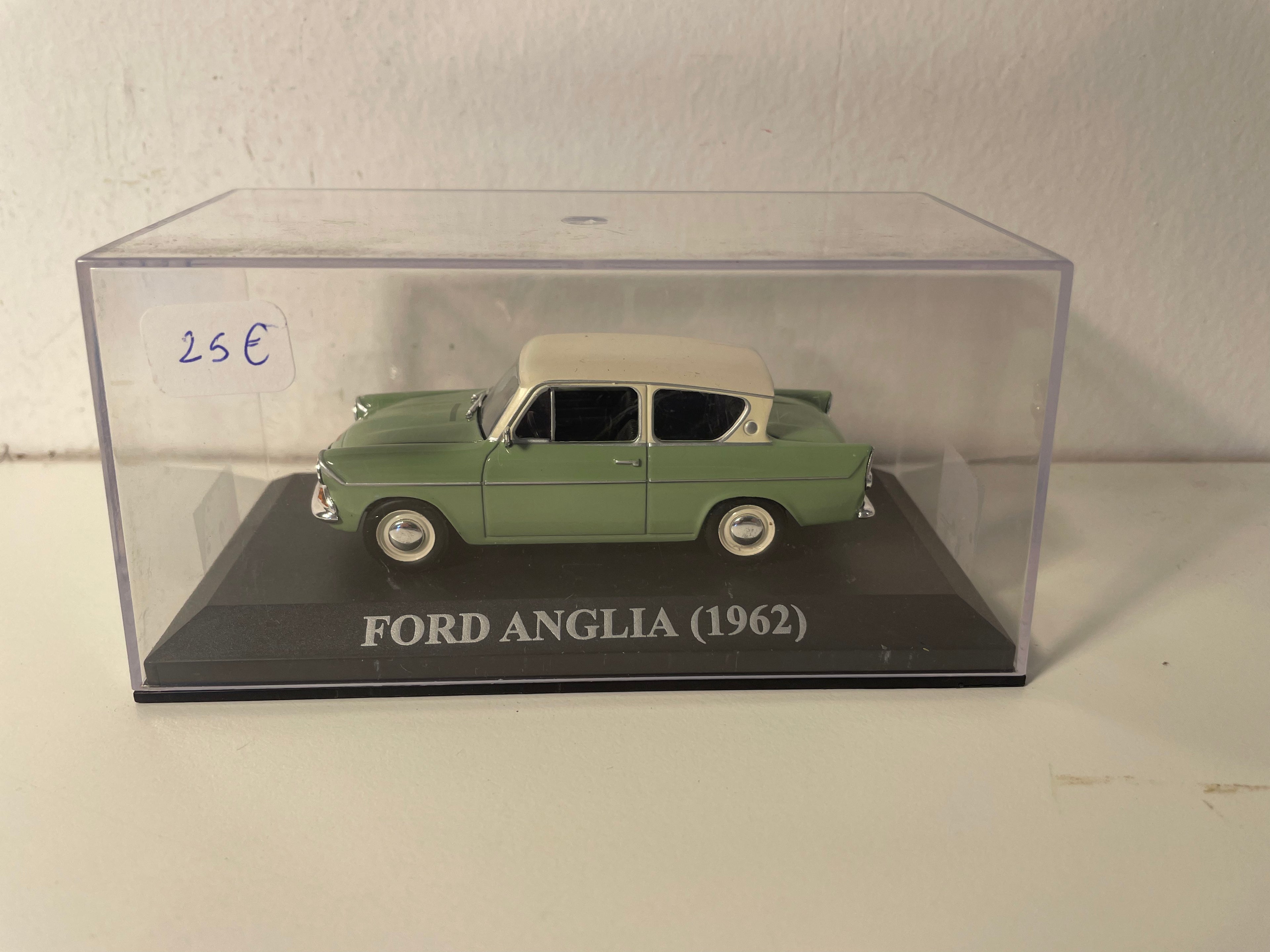Ford Anglia verde y techo blanco roto de 1962