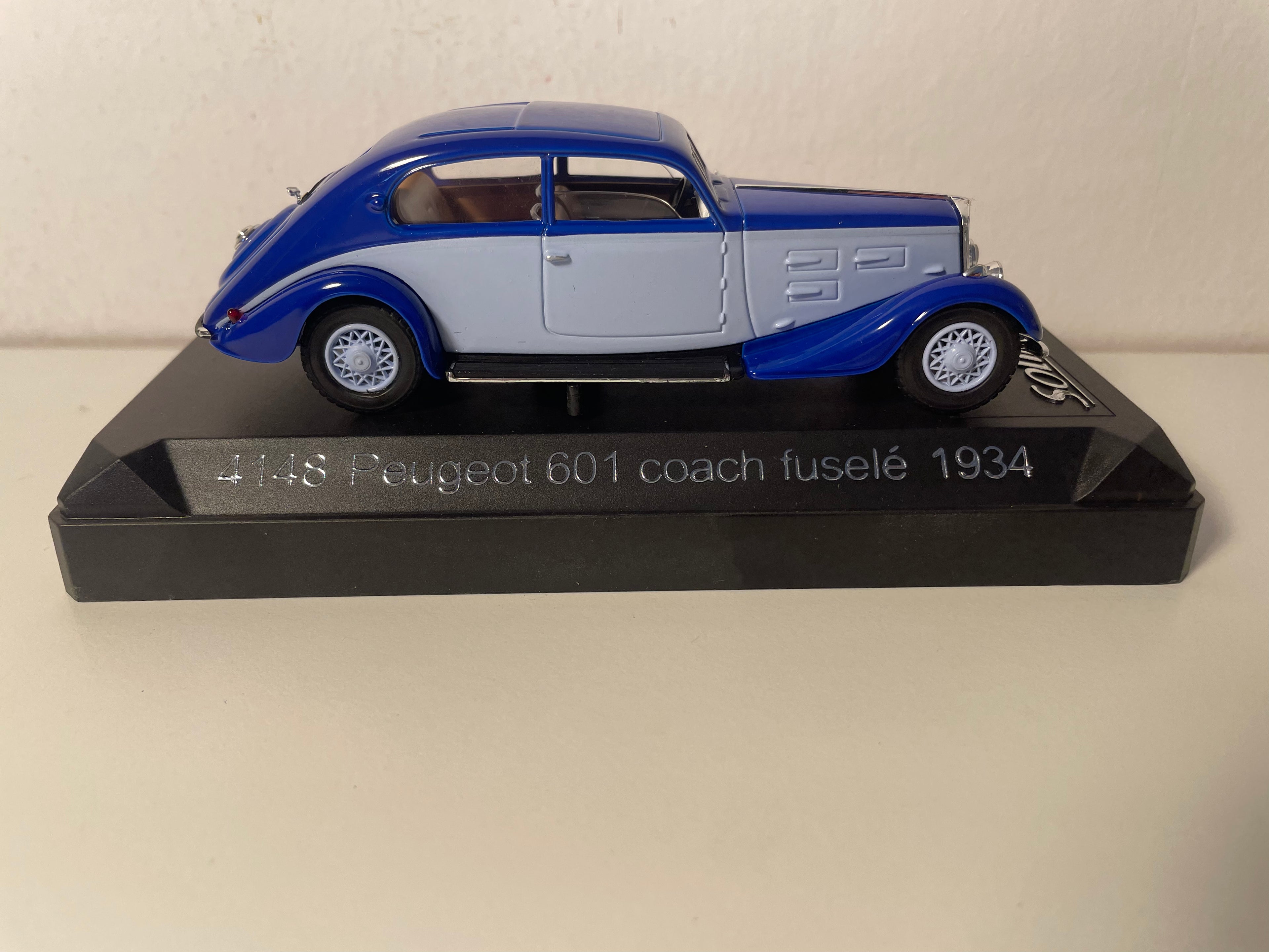 Peugeot 601 coach fuselé bleu et bleu de 1934 (Solido référence 4148)