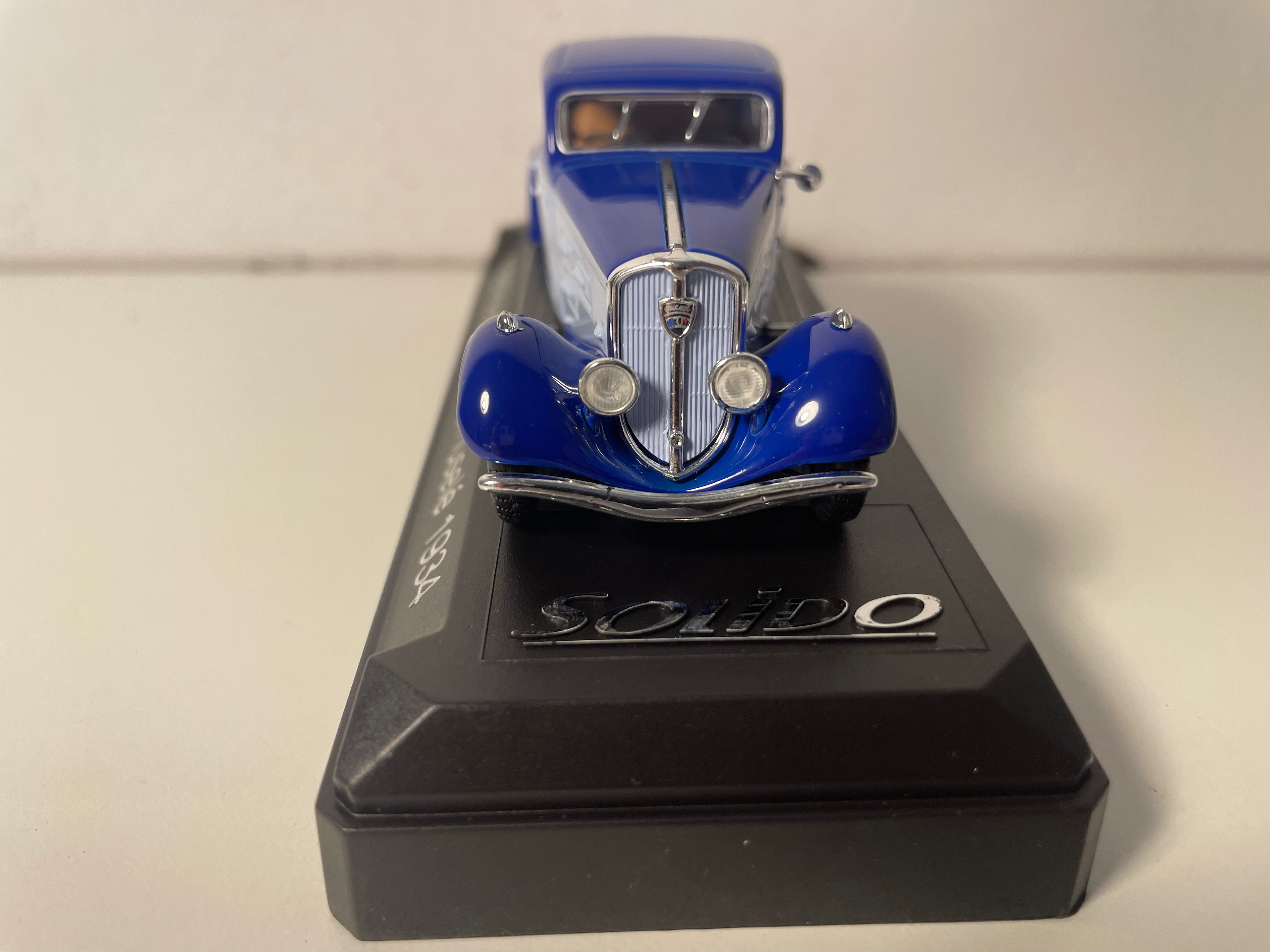 Peugeot 601 coach fuselé bleu et bleu de 1934 (Solido référence 4148)