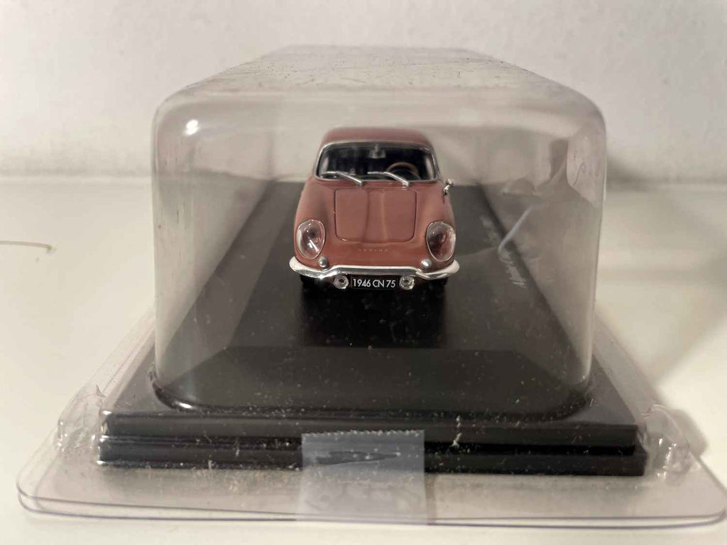 Renault Alpine coupé GTA ciemnoróżowy z 1963 roku