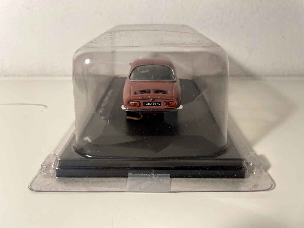 Renault Alpine coupé GTA ciemnoróżowy z 1963 roku