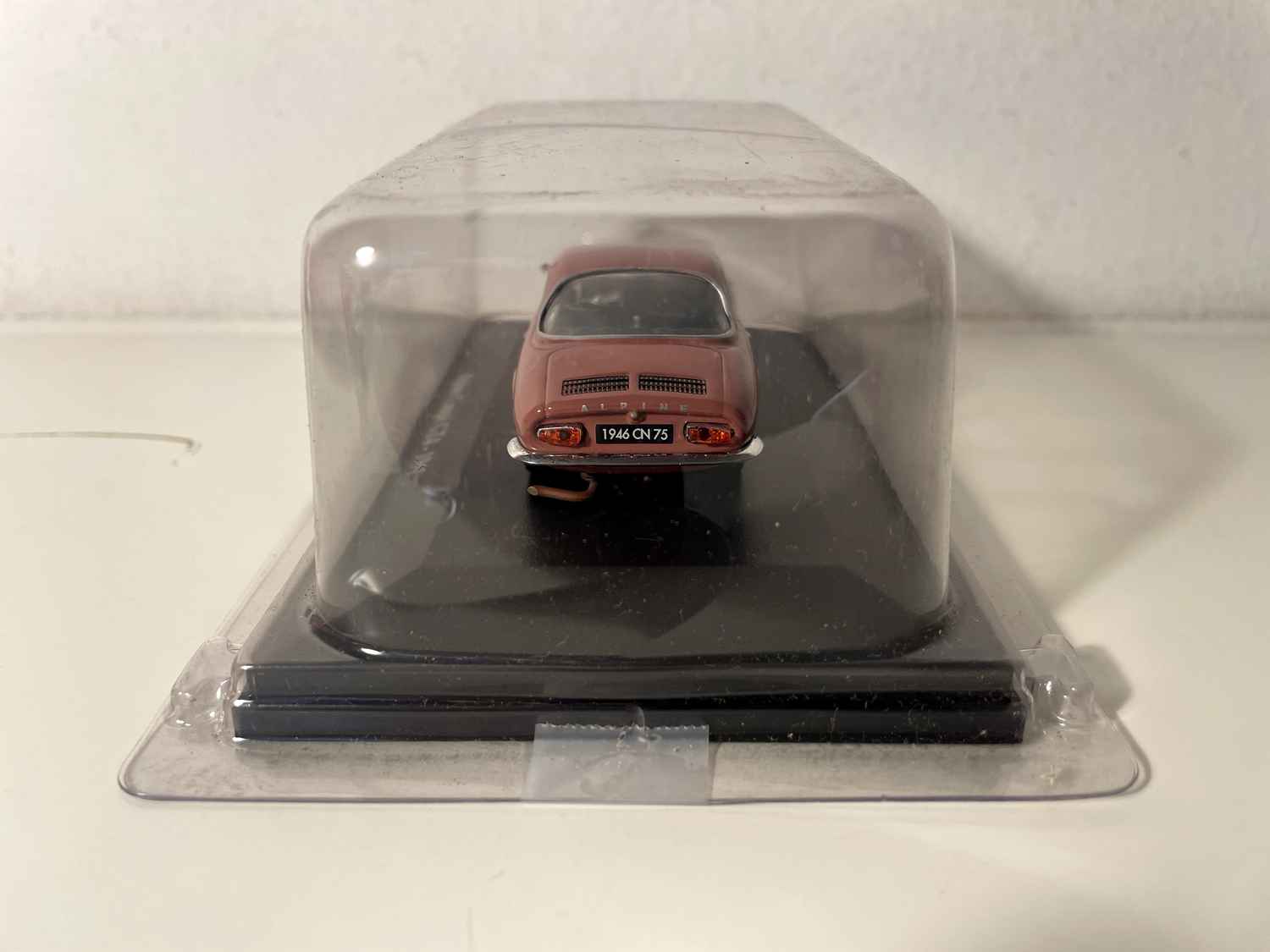 Renault Alpine coupé GTA ciemnoróżowy z 1963 roku