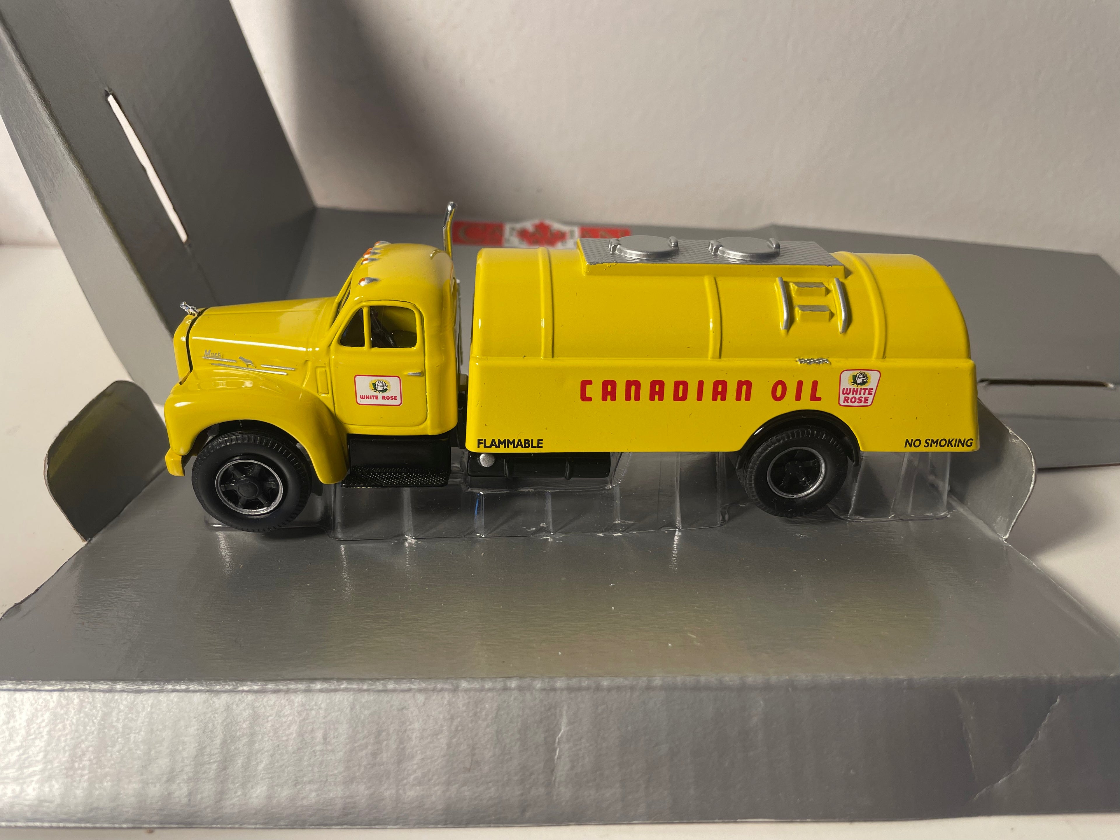 Camion citerne jaune de transports d'hydrocarbures - Canadian Oil - CORGI