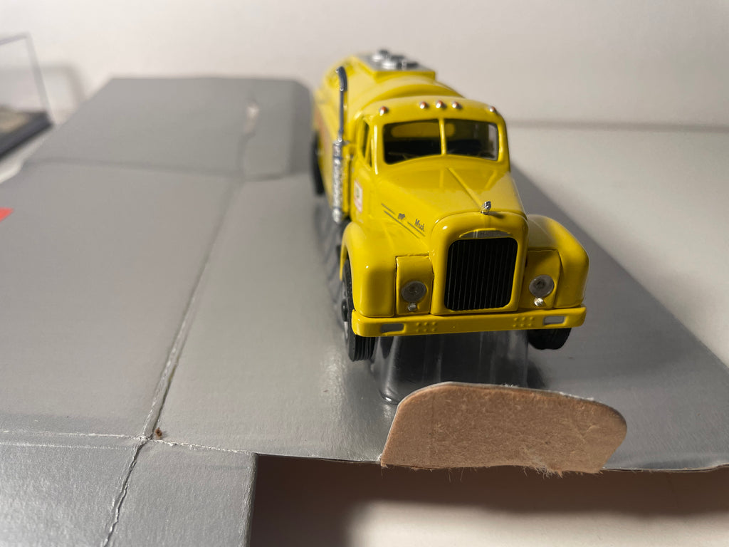 Camion citerne jaune de transports d'hydrocarbures - Canadian Oil - CORGI