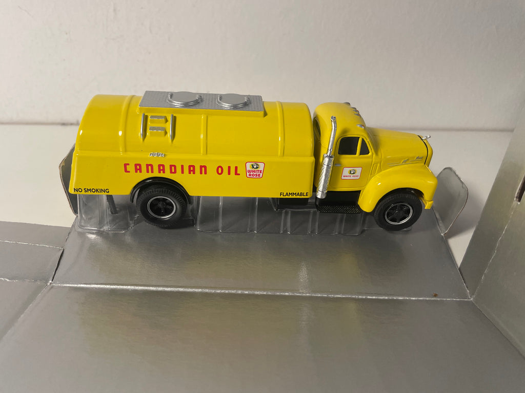 Camion citerne jaune de transports d'hydrocarbures - Canadian Oil - CORGI