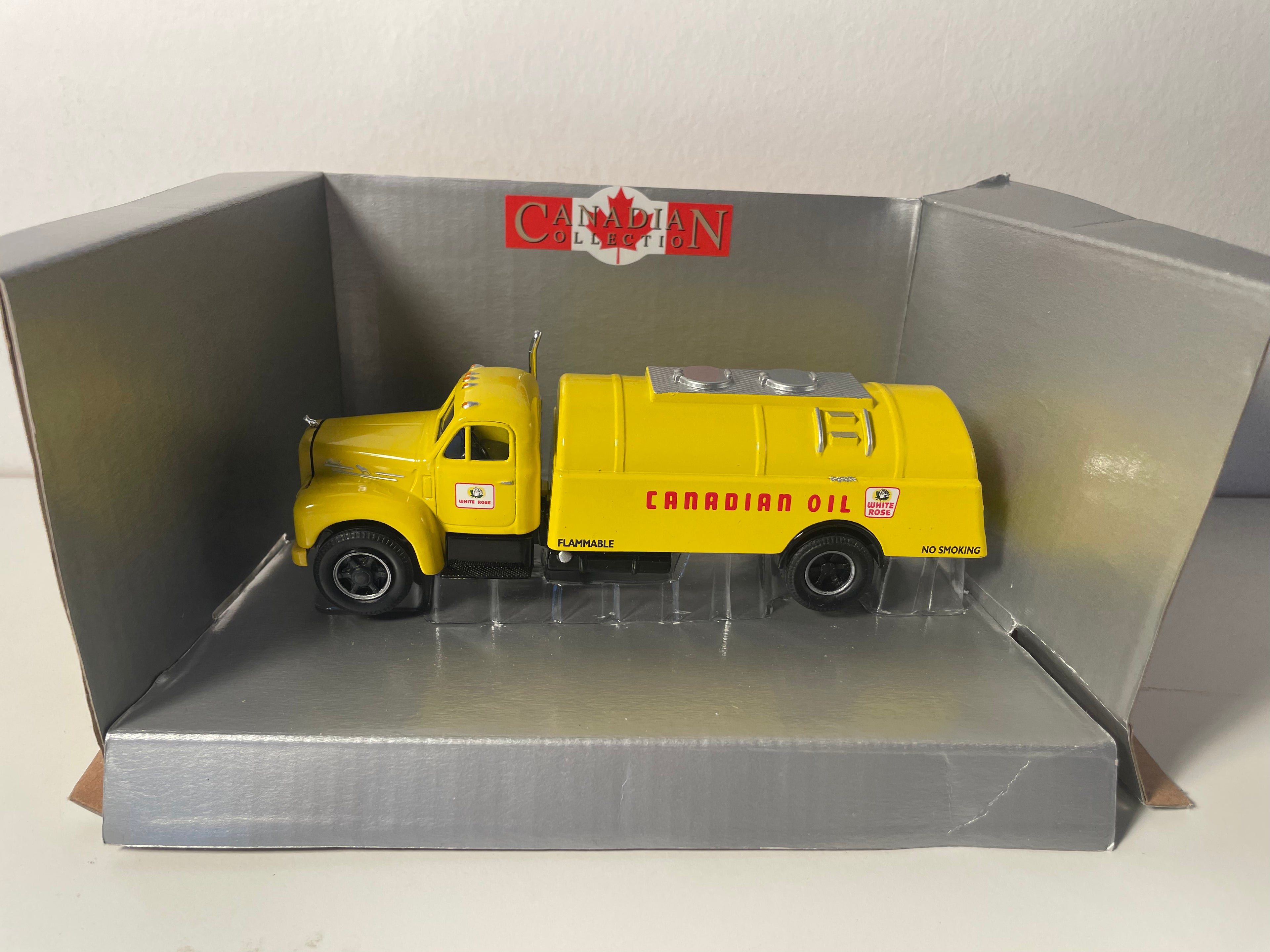 Camion citerne jaune de transports d'hydrocarbures - Canadian Oil - CORGI