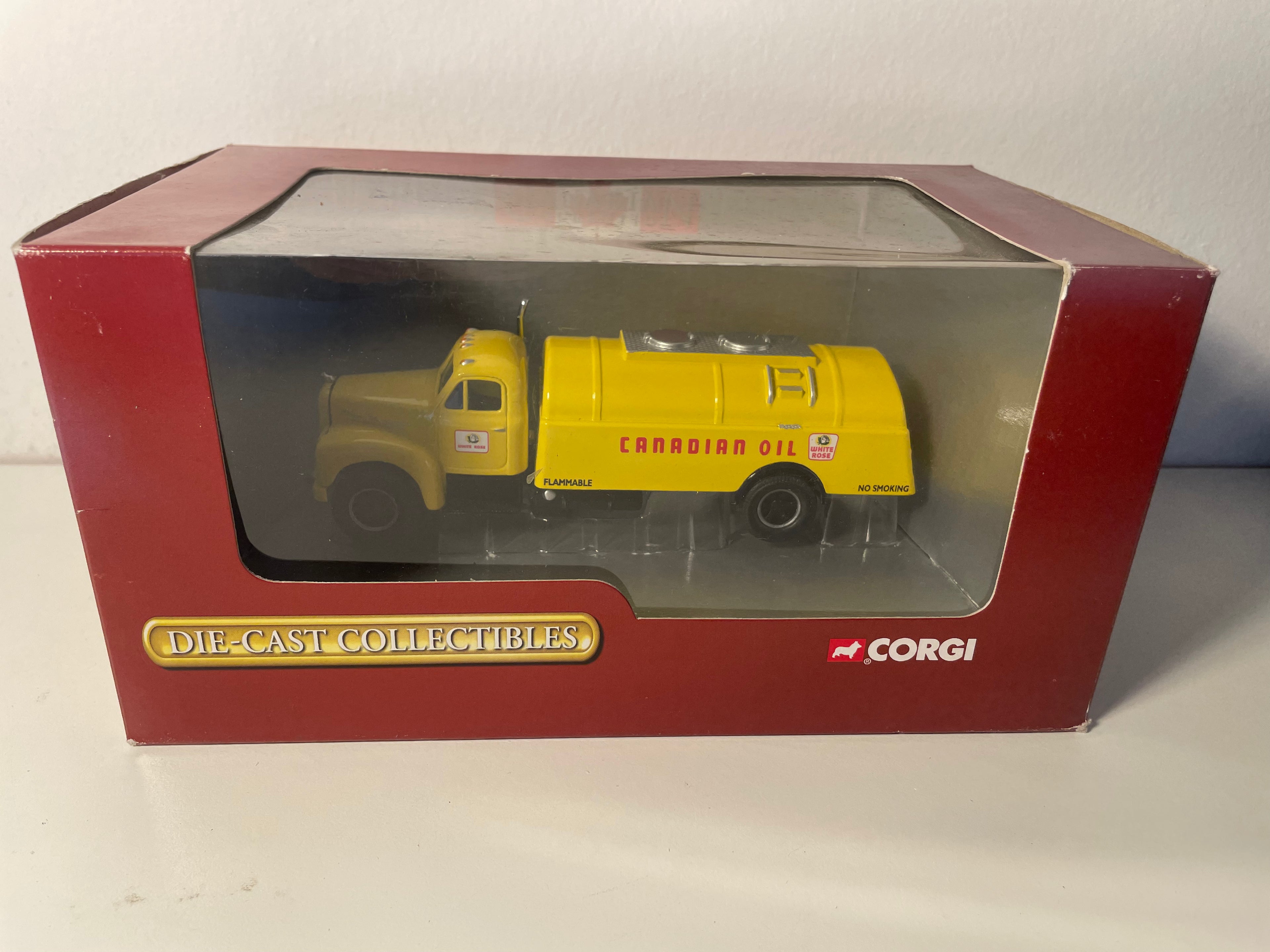 Camion citerne jaune de transports d'hydrocarbures - Canadian Oil - CORGI