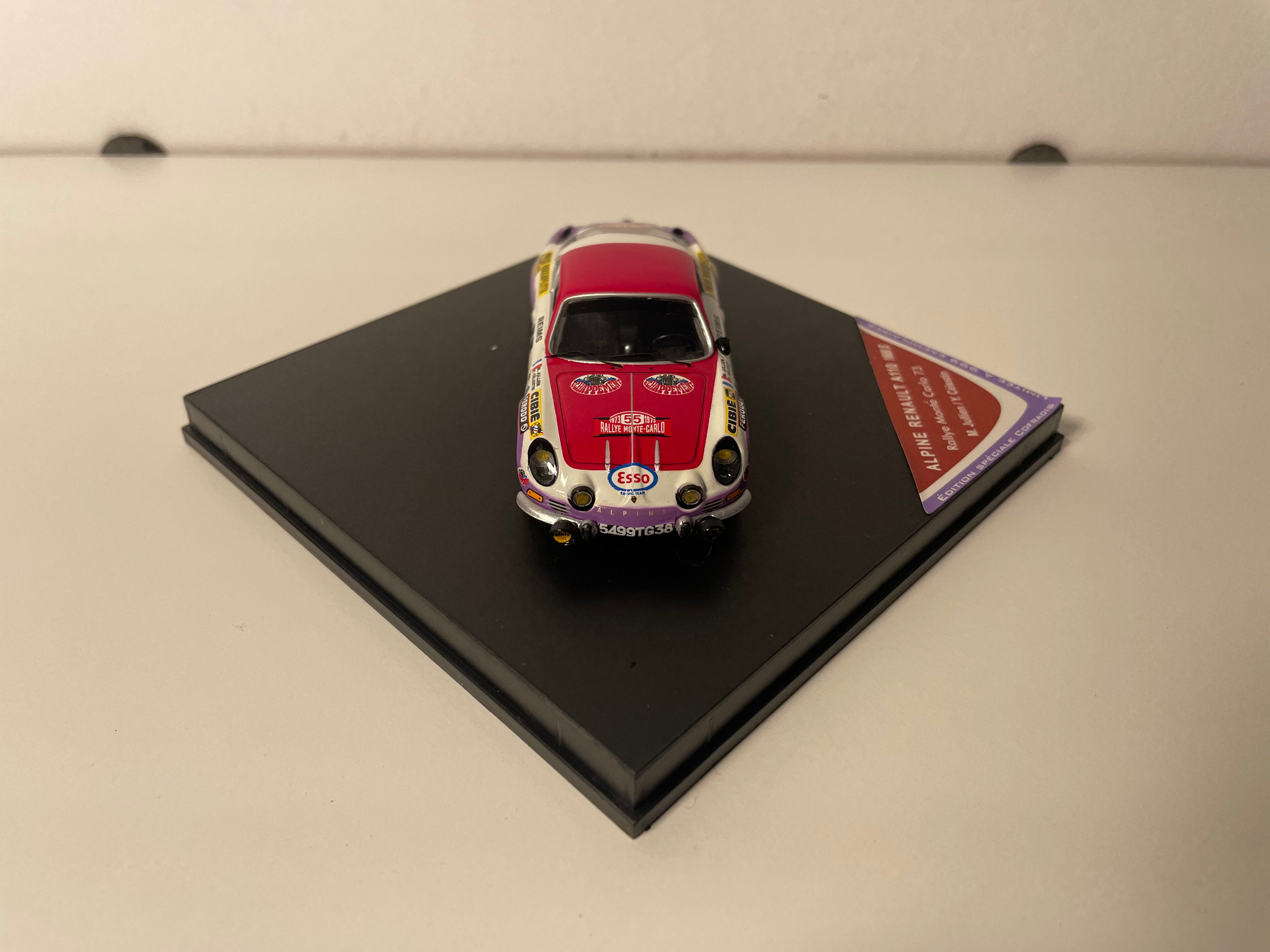 Renault Alpine A110 rout, wäiss an violet Nummer 55 - Rallye de Monte-Carlo 1973 - TROFEU Referenz COF 03 (limitéiert Editioun)