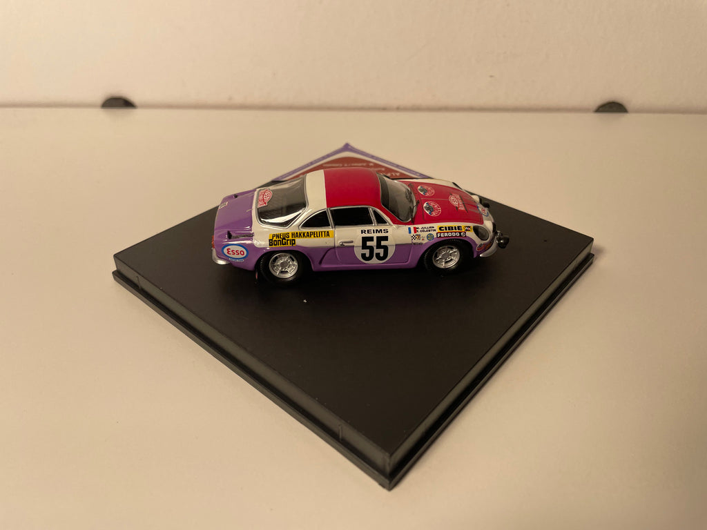 Renault Alpine A110 rout, wäiss an violet Nummer 55 - Rallye de Monte-Carlo 1973 - TROFEU Referenz COF 03 (limitéiert Editioun)
