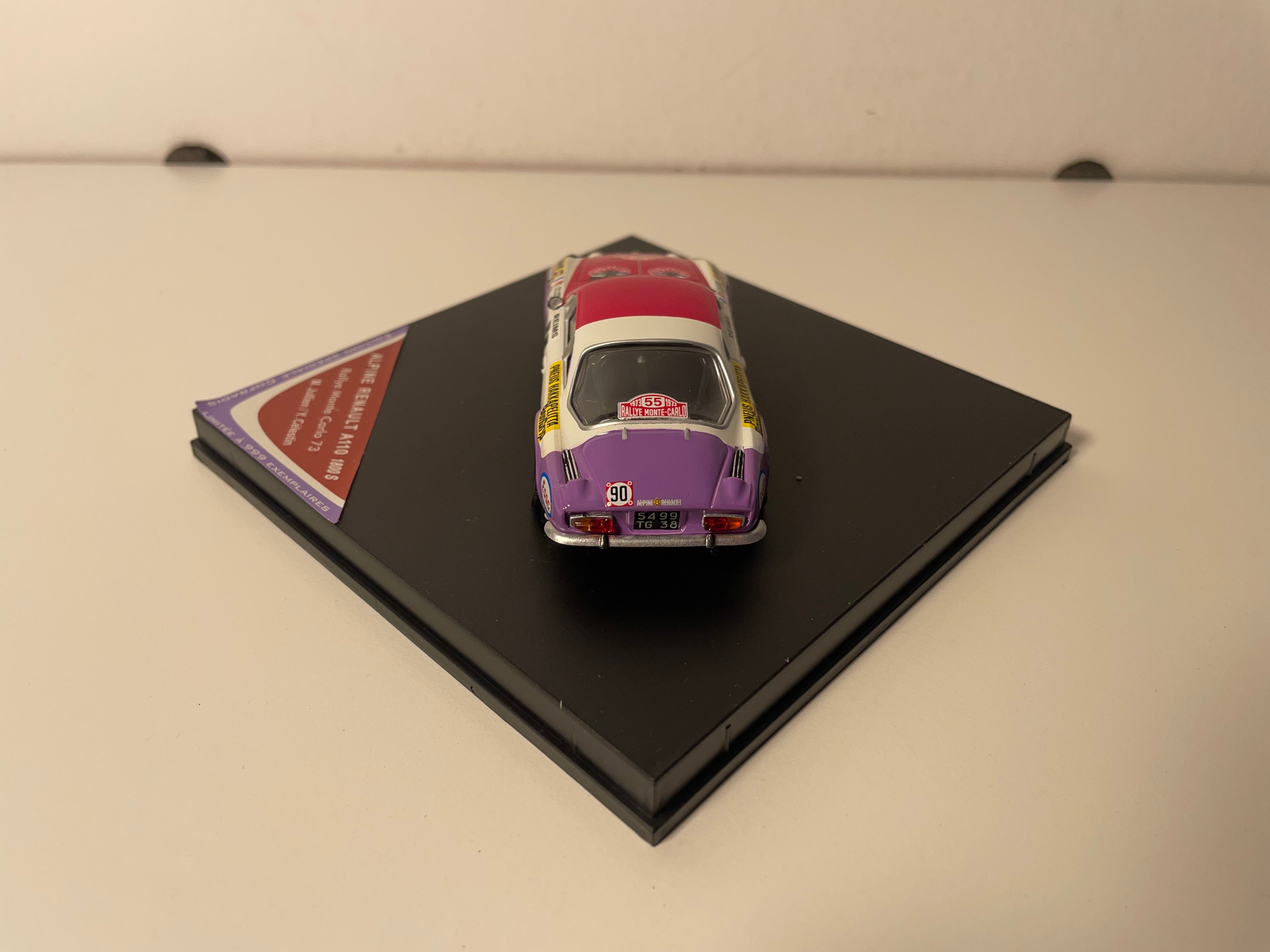 Renault Alpine A110 rout, wäiss an violet Nummer 55 - Rallye de Monte-Carlo 1973 - TROFEU Referenz COF 03 (limitéiert Editioun)