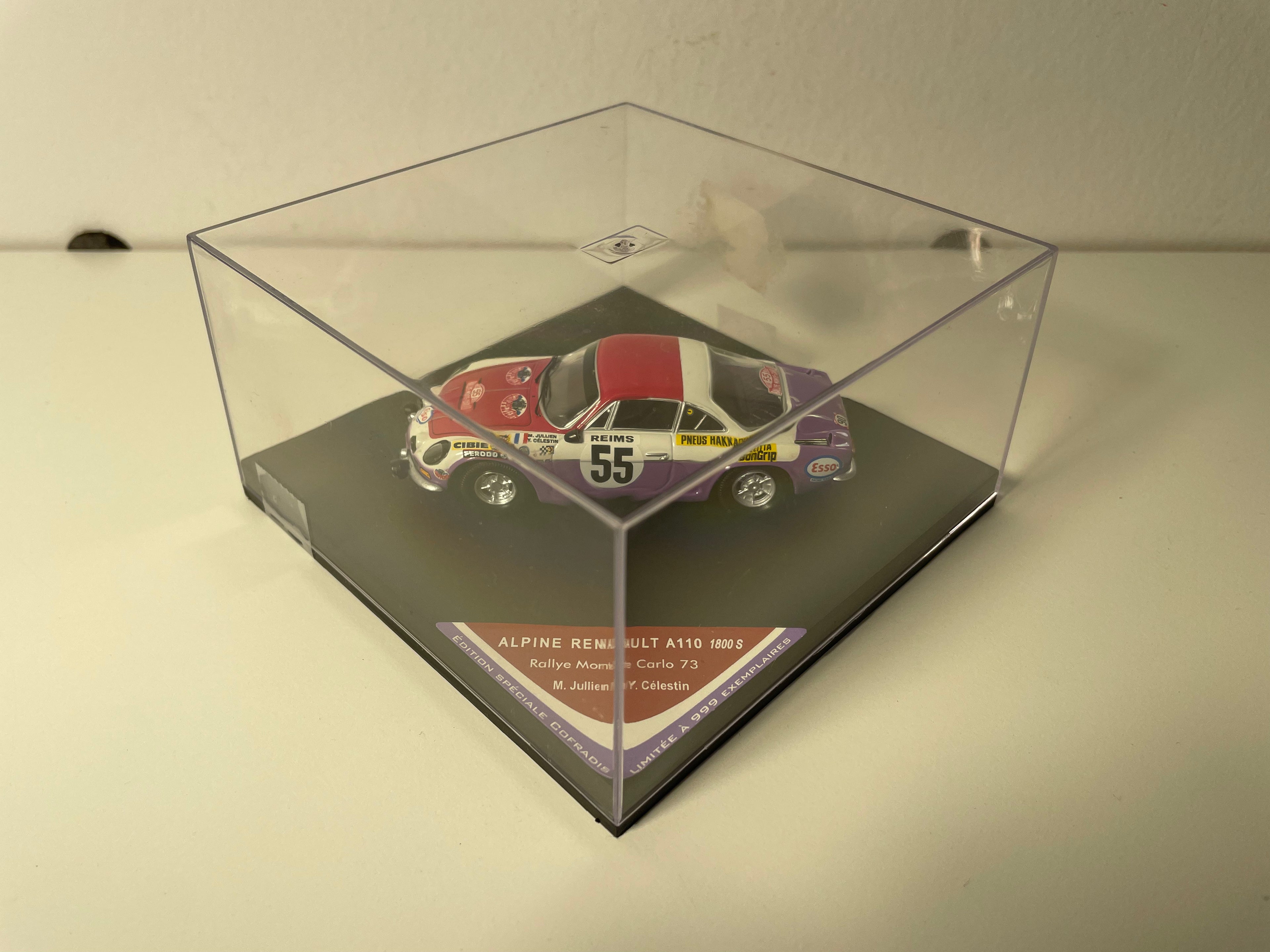 Renault Alpine A110 rout, wäiss an violet Nummer 55 - Rallye de Monte-Carlo 1973 - TROFEU Referenz COF 03 (limitéiert Editioun)