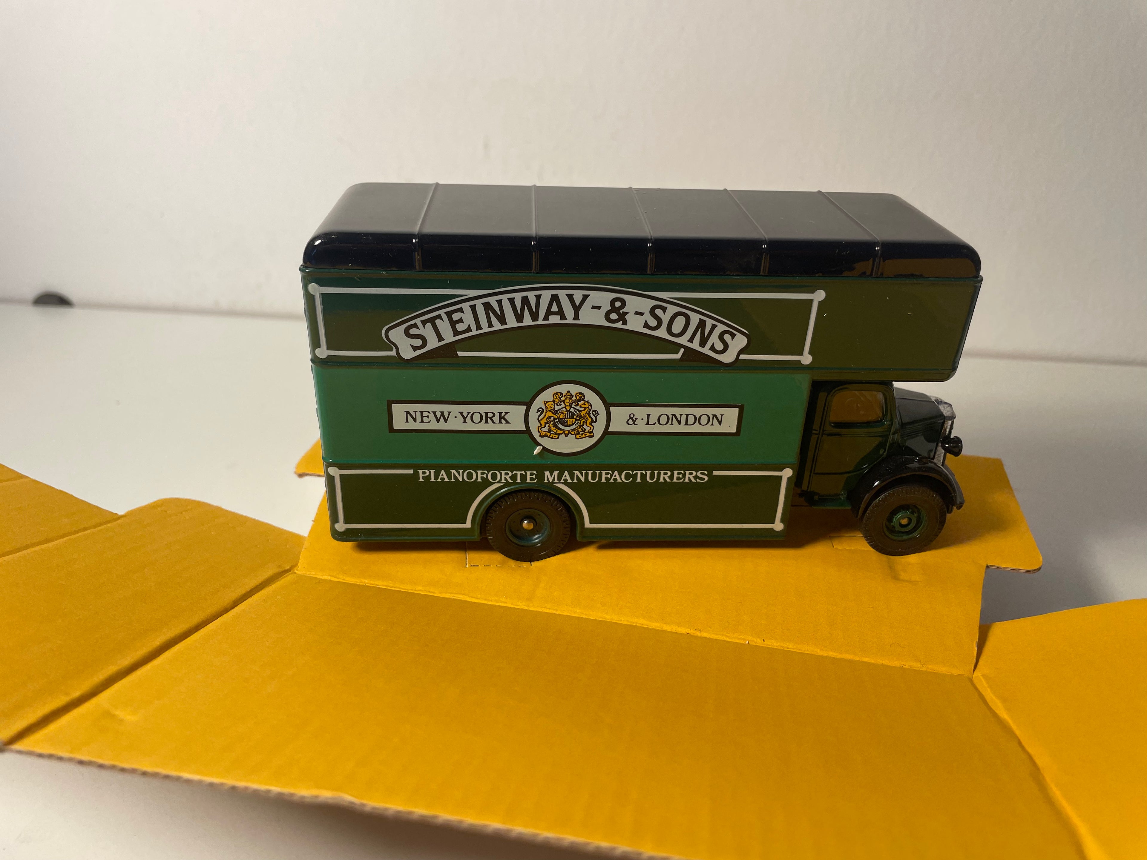 Camion Bedford O Series Pantechnicon vert et vert - Steinway & Sons - CORGI