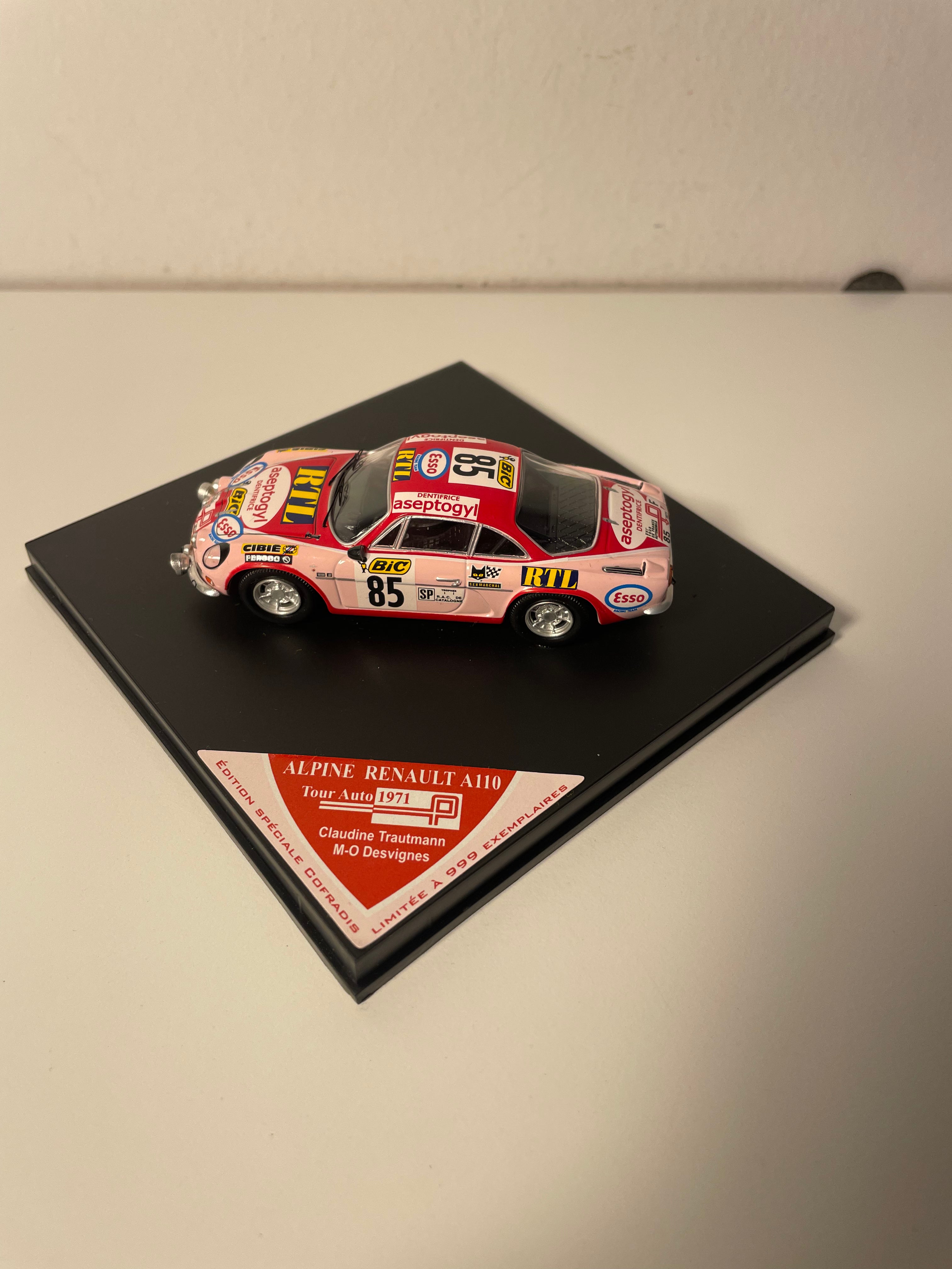 Renault Alpine A110 Rood en Roze Nummer 85 - Tour Auto 1971 - TROPHEU Referentie COF 05 (Beperkte Editie)