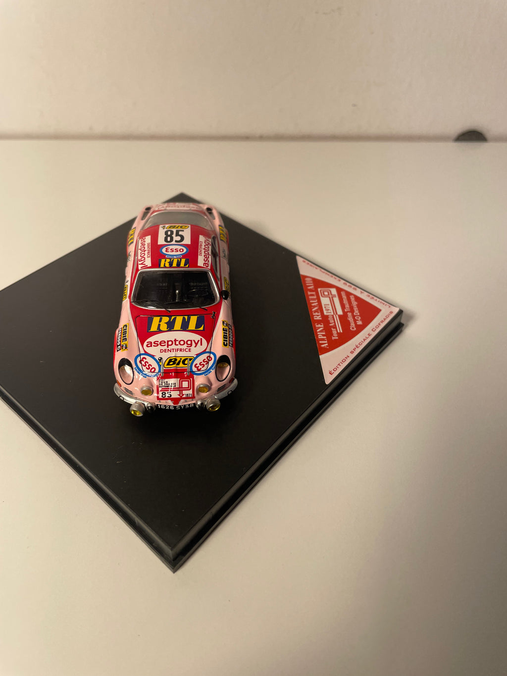Renault Alpine A110 Rood en Roze Nummer 85 - Tour Auto 1971 - TROPHEU Referentie COF 05 (Beperkte Editie)