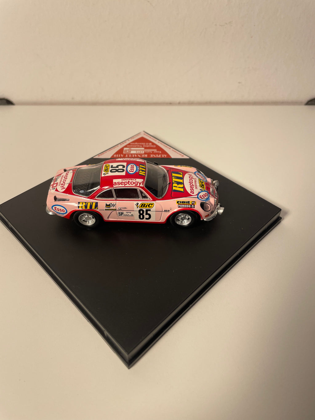 Renault Alpine A110 Rood en Roze Nummer 85 - Tour Auto 1971 - TROPHEU Referentie COF 05 (Beperkte Editie)