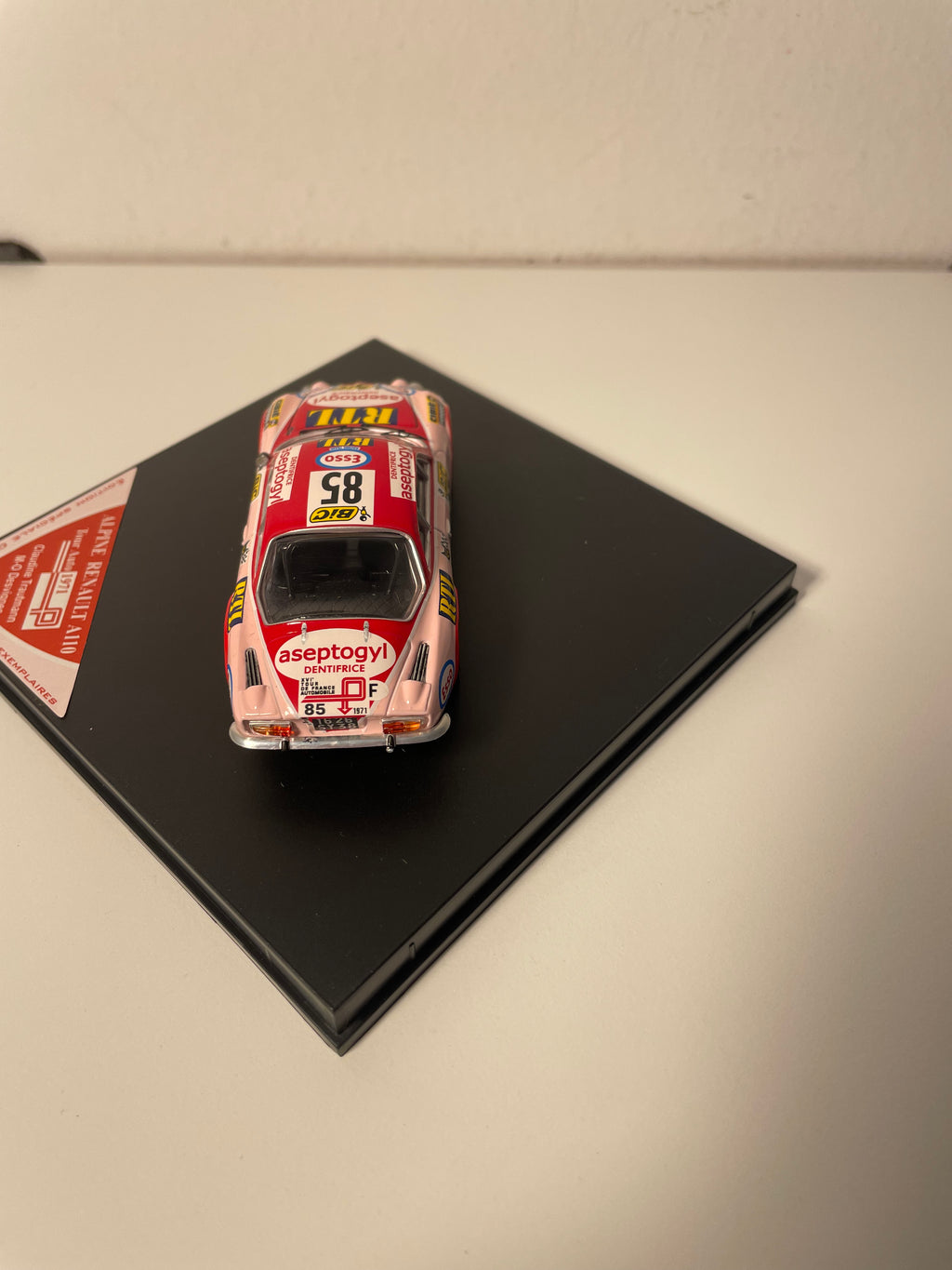Renault Alpine A110 Rood en Roze Nummer 85 - Tour Auto 1971 - TROPHEU Referentie COF 05 (Beperkte Editie)