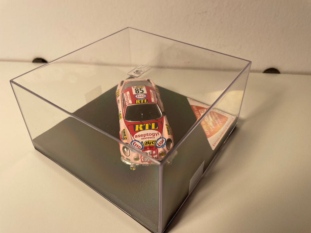 Renault Alpine A110 Rood en Roze Nummer 85 - Tour Auto 1971 - TROPHEU Referentie COF 05 (Beperkte Editie)
