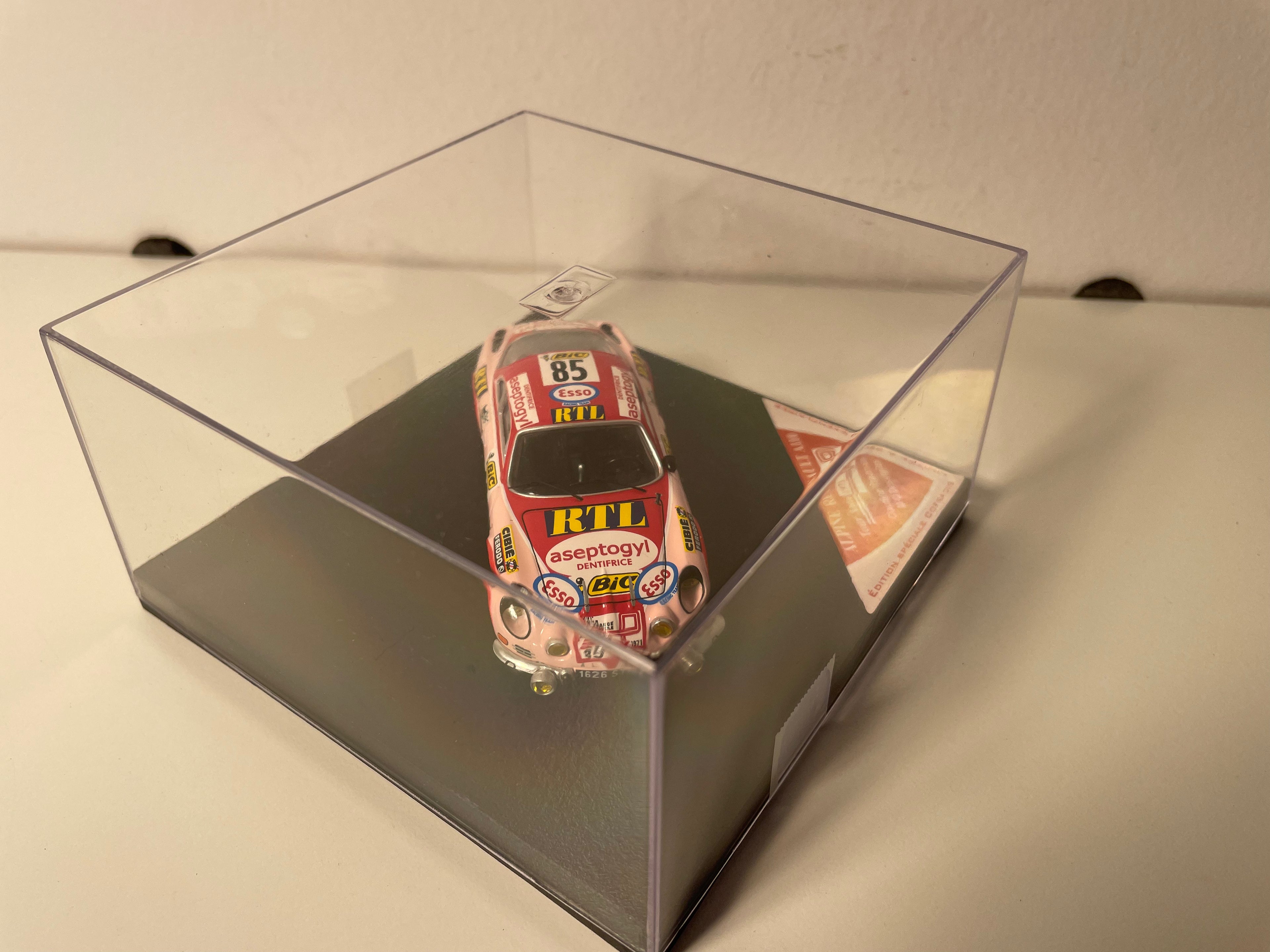 Renault Alpine A110 Rood en Roze Nummer 85 - Tour Auto 1971 - TROPHEU Referentie COF 05 (Beperkte Editie)