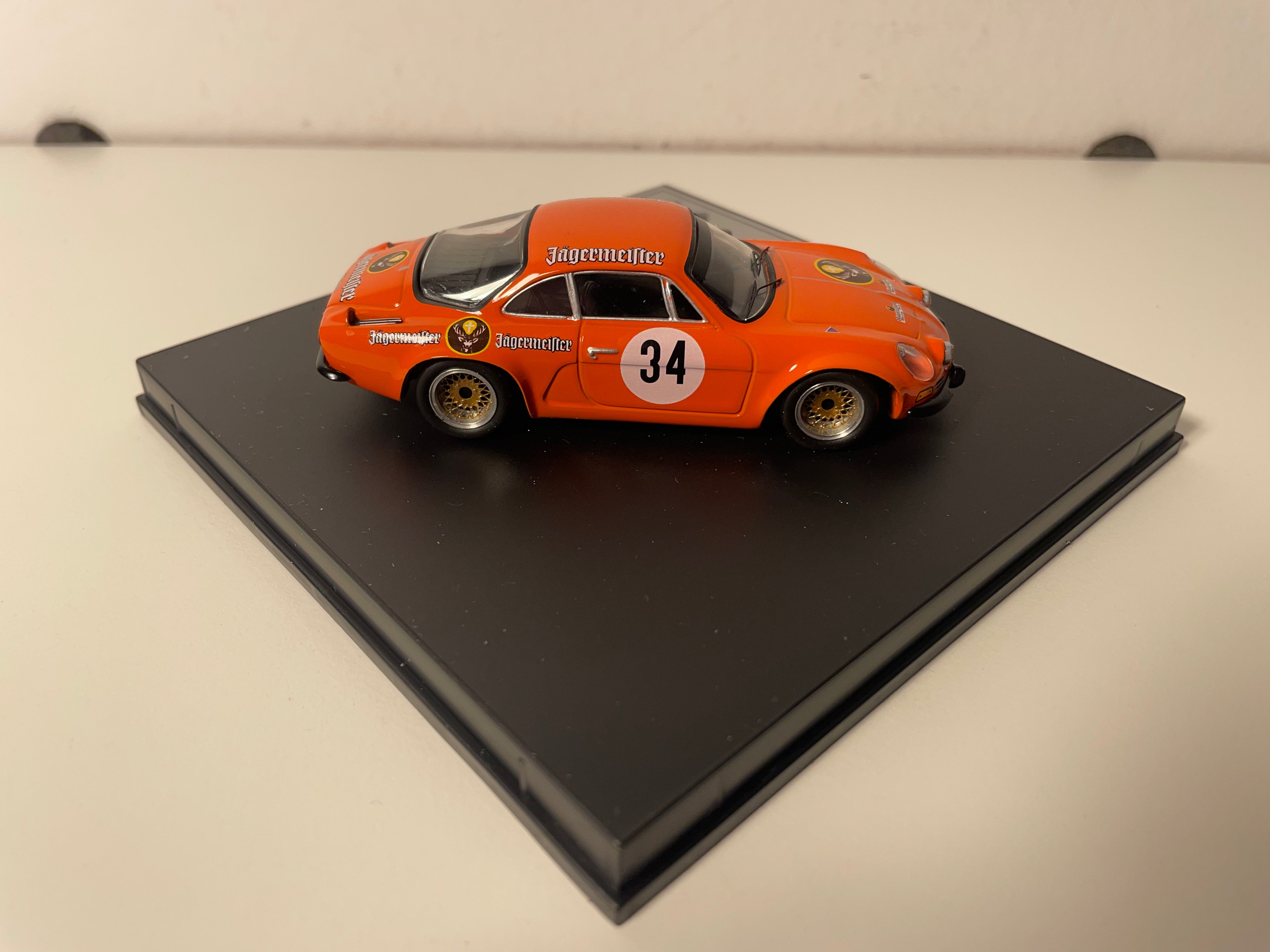Renault Alpine A110 oranje nummer 34 "Jägermeister" Avusrennen 1973 - TROFEU SCALA 43 modelauto (beperkte editie)