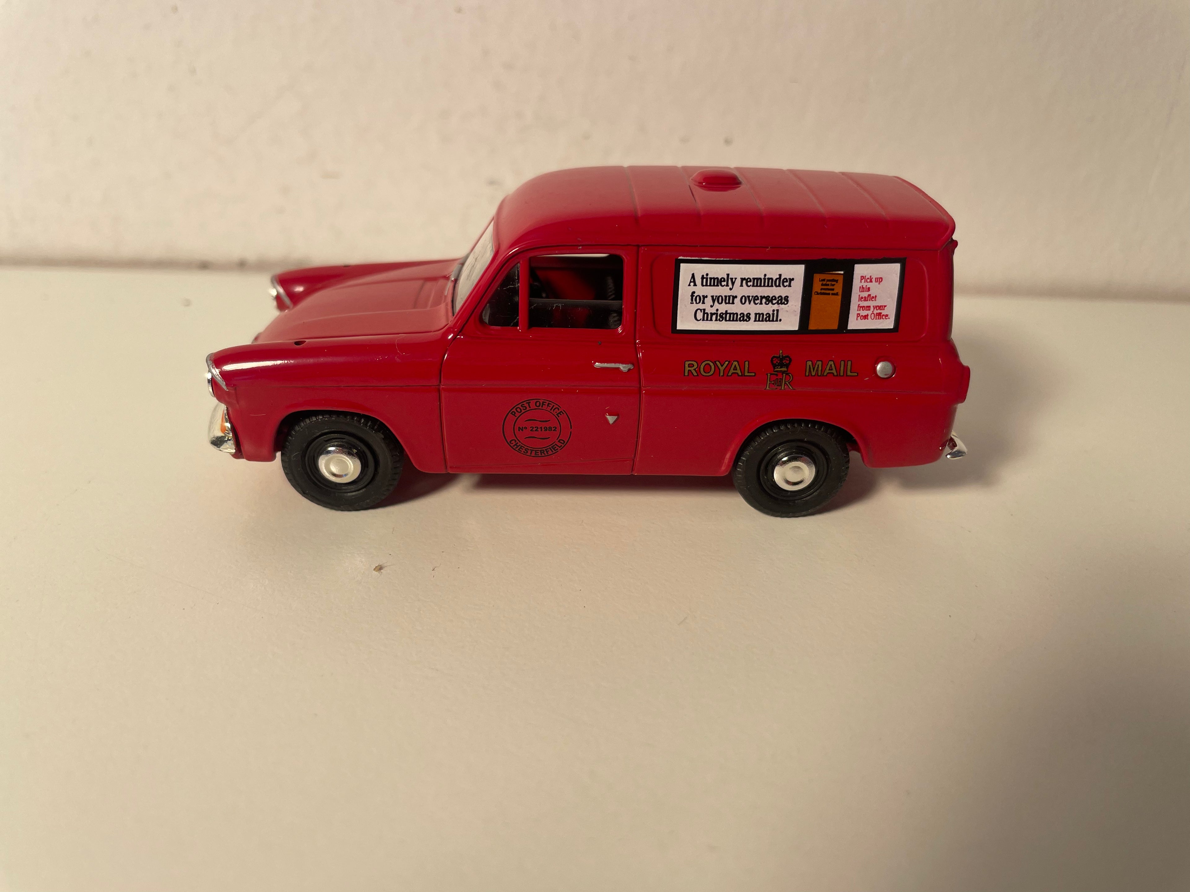Furgão Ford Anglia Vermelho - Coleção Vanguards referência VA4000